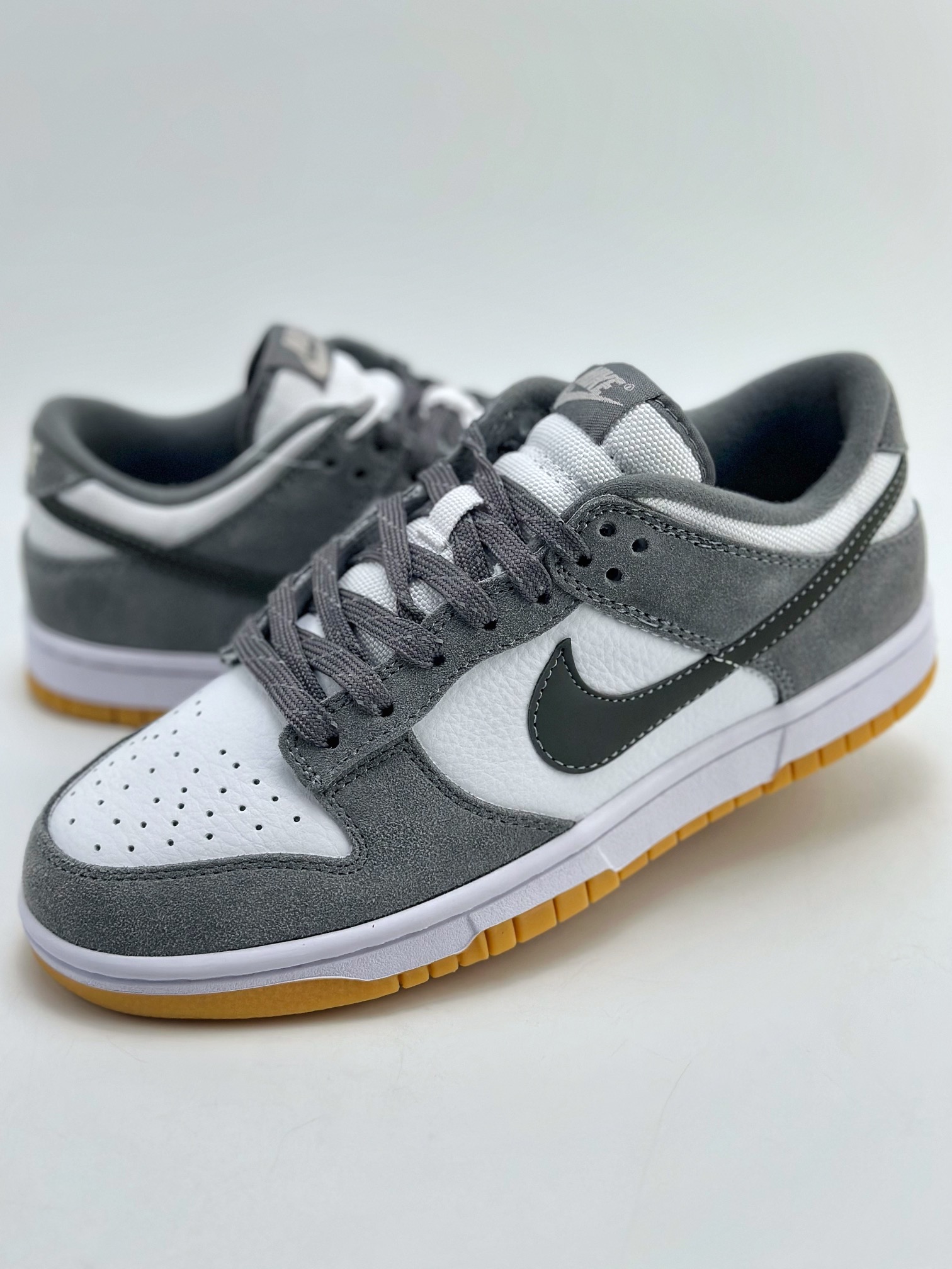 160 NIKE SB Dunk Low “Grey Gum” 白灰生胶 FV0389-100