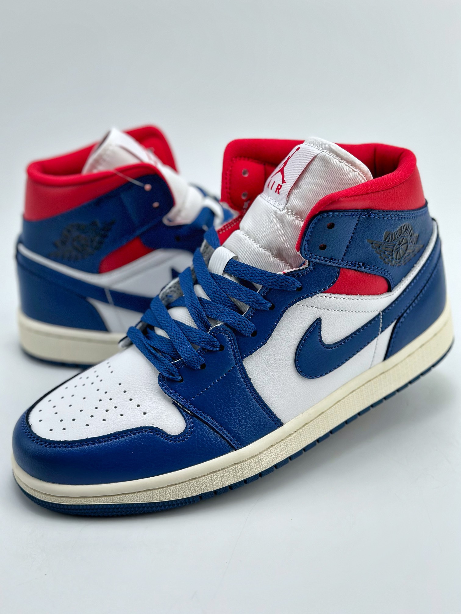 220 Air Jordan 1 Mid SE “French Blue” 白蓝红 BQ6472-146