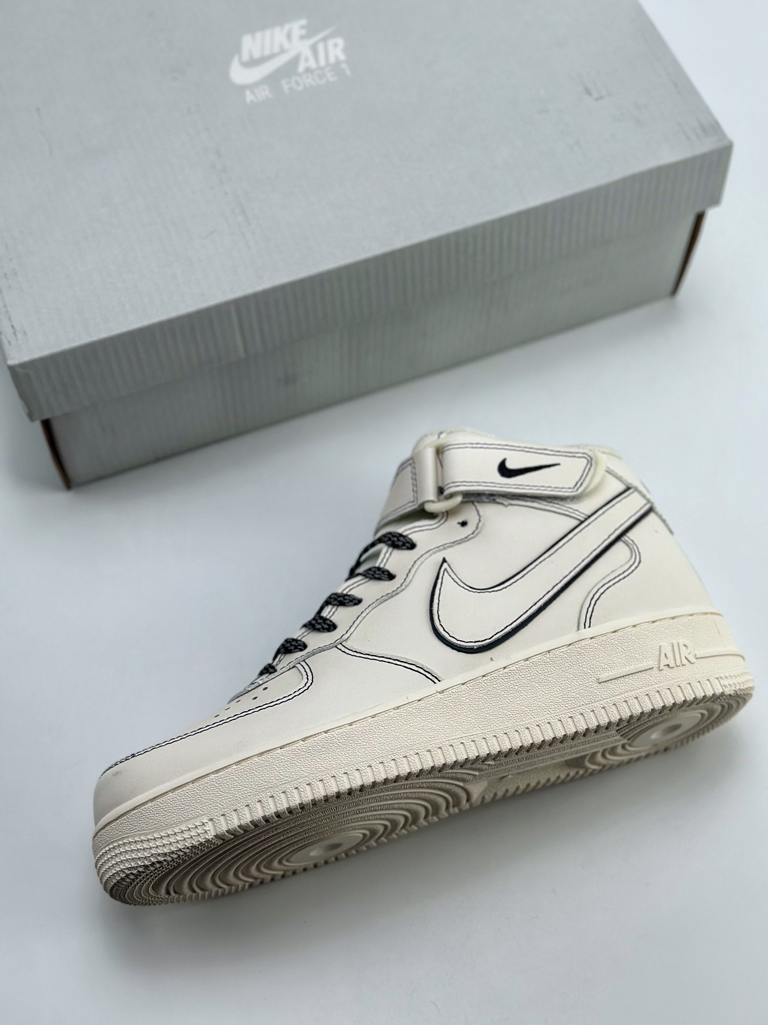 260 Nike Air Force 1 Mid 07 兔八哥米白黑3M BY6899-693