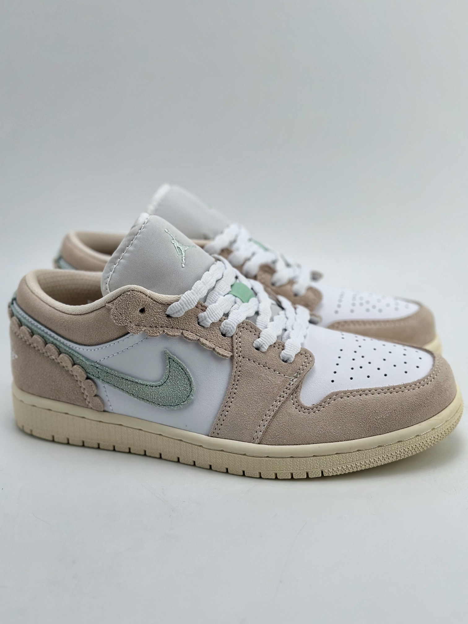 200 Air Jordan 1 Low SE 粉白 DZ5356-800