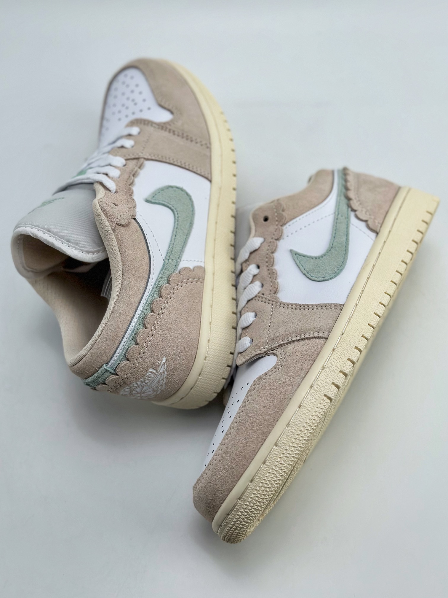 200 Air Jordan 1 Low SE 粉白 DZ5356-800