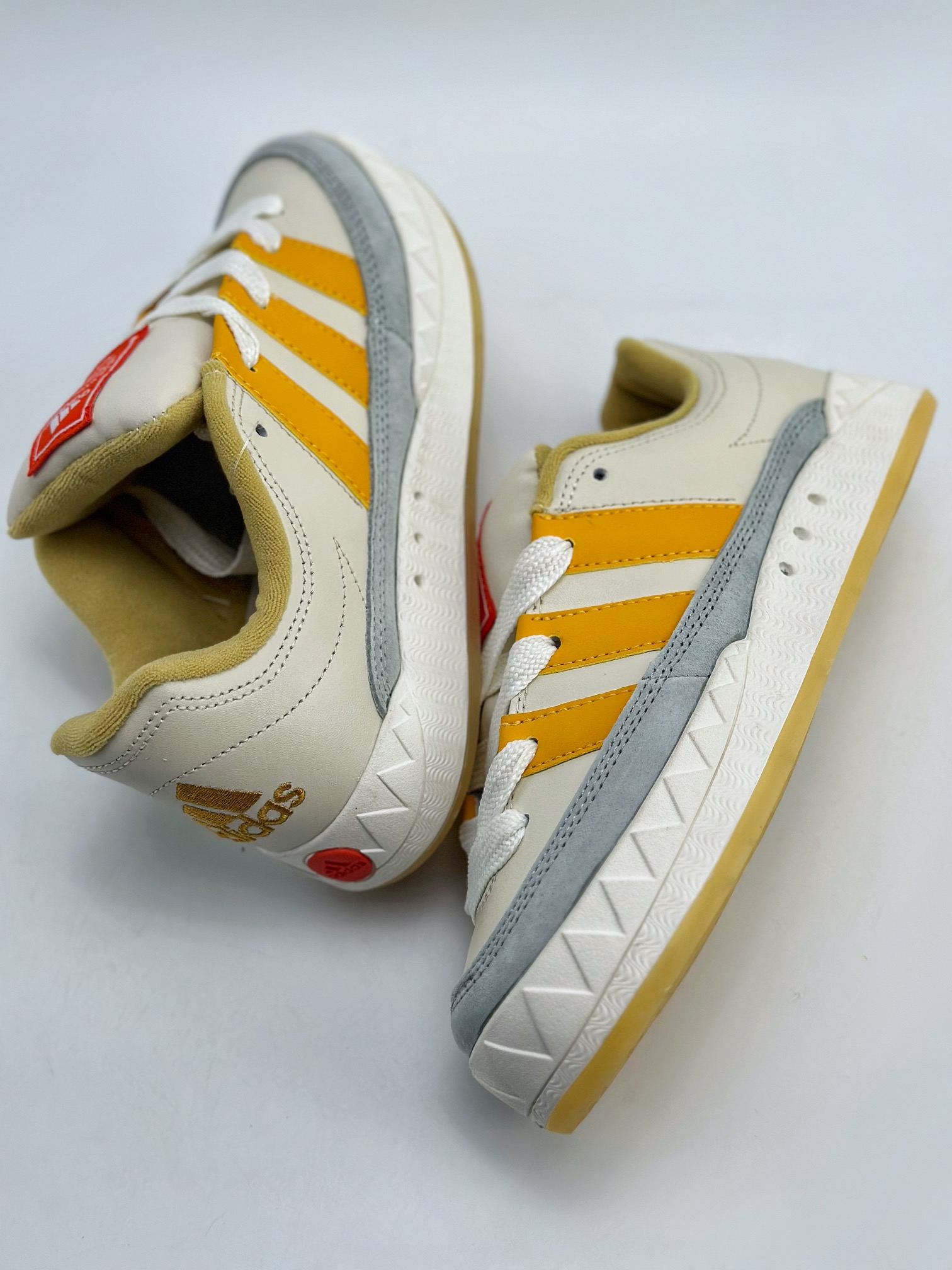 150 Adidas Originals Adimatic Yunk Low 马蒂奇系列低帮复古鲨鱼面包休闲运动滑板鞋 IF1589