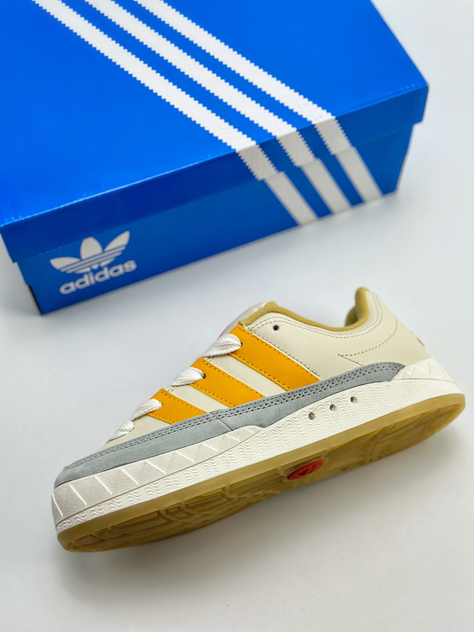 150 Adidas Originals Adimatic Yunk Low 马蒂奇系列低帮复古鲨鱼面包休闲运动滑板鞋 IF1589