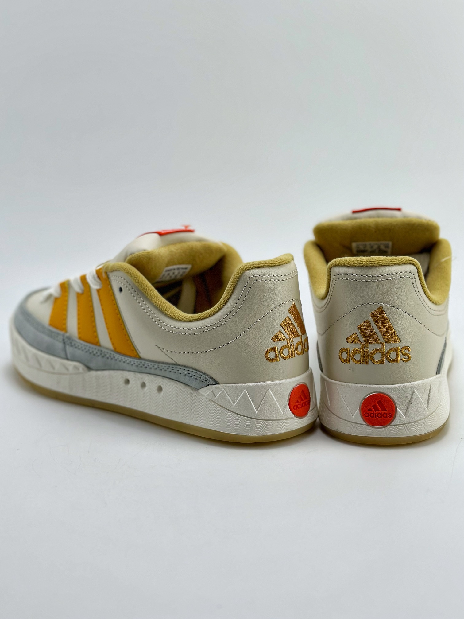 150 Adidas Originals Adimatic Yunk Low 马蒂奇系列低帮复古鲨鱼面包休闲运动滑板鞋 IF1589