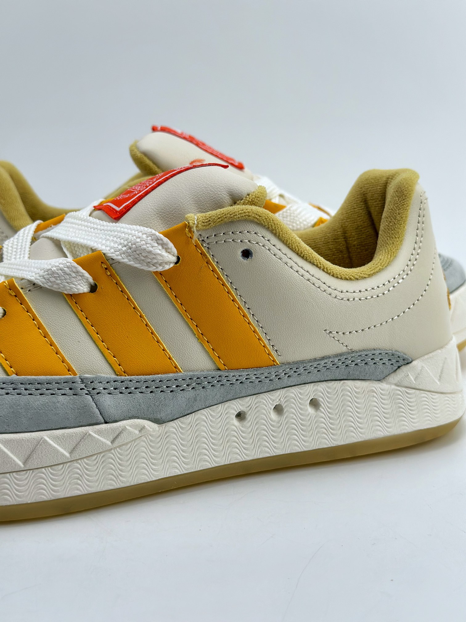 150 Adidas Originals Adimatic Yunk Low 马蒂奇系列低帮复古鲨鱼面包休闲运动滑板鞋 IF1589