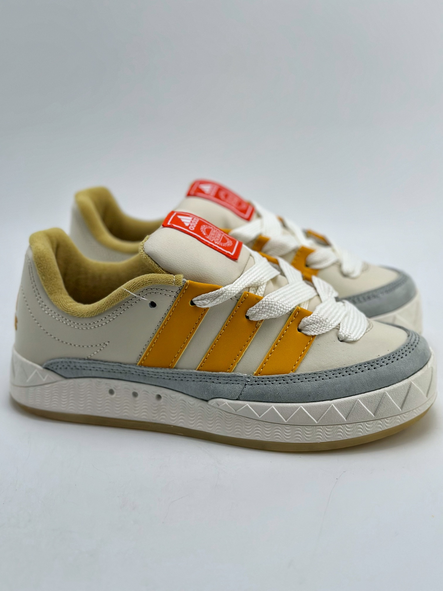 150 Adidas Originals Adimatic Yunk Low 马蒂奇系列低帮复古鲨鱼面包休闲运动滑板鞋 IF1589