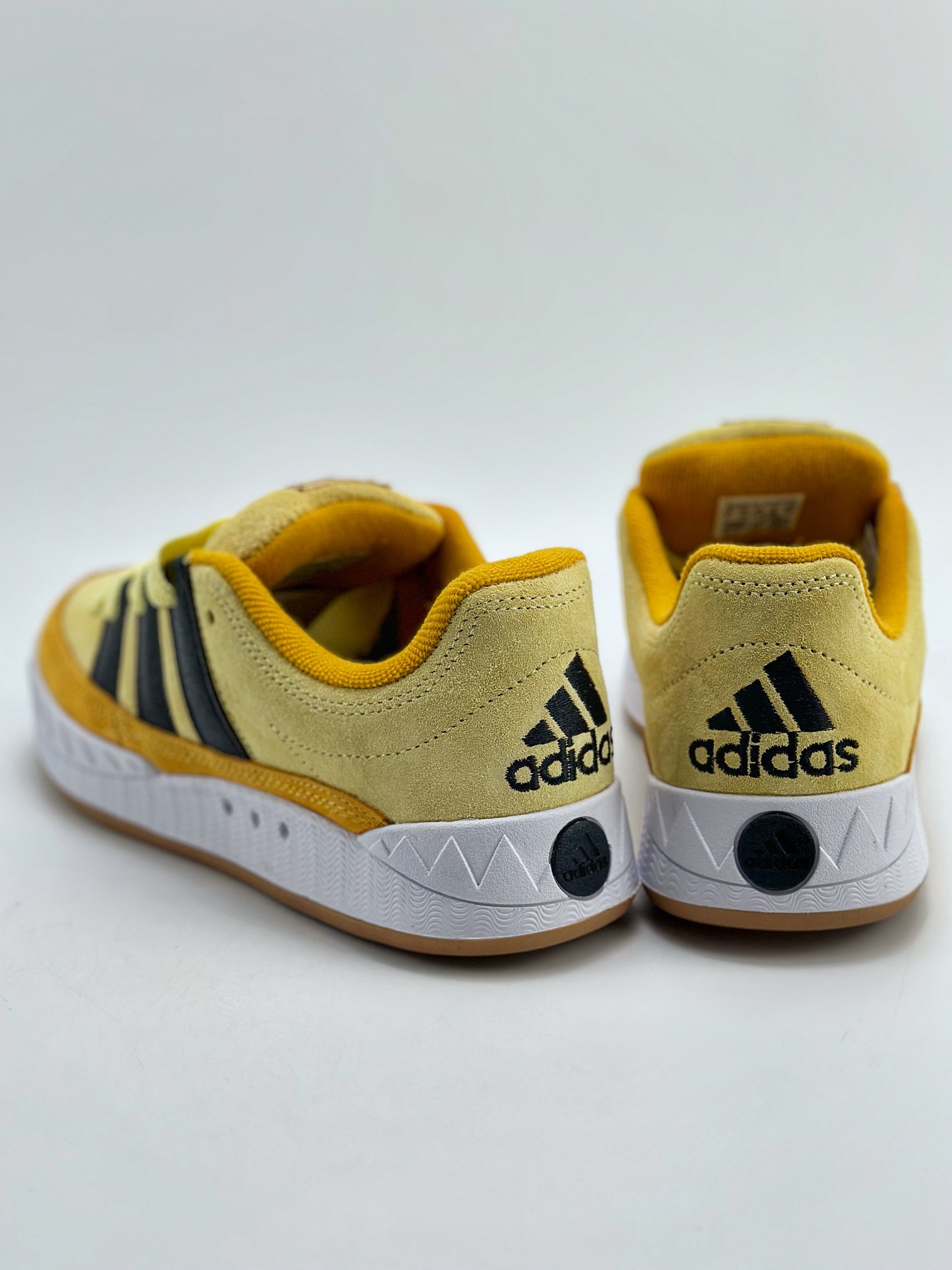 150 Adidas Originals Adimatic Yunk Low 马蒂奇系列低帮复古鲨鱼面包休闲运动滑板鞋 IF0513