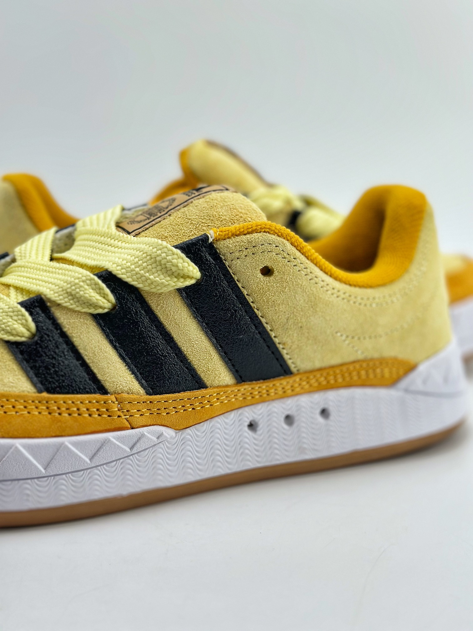 150 Adidas Originals Adimatic Yunk Low 马蒂奇系列低帮复古鲨鱼面包休闲运动滑板鞋 IF0513