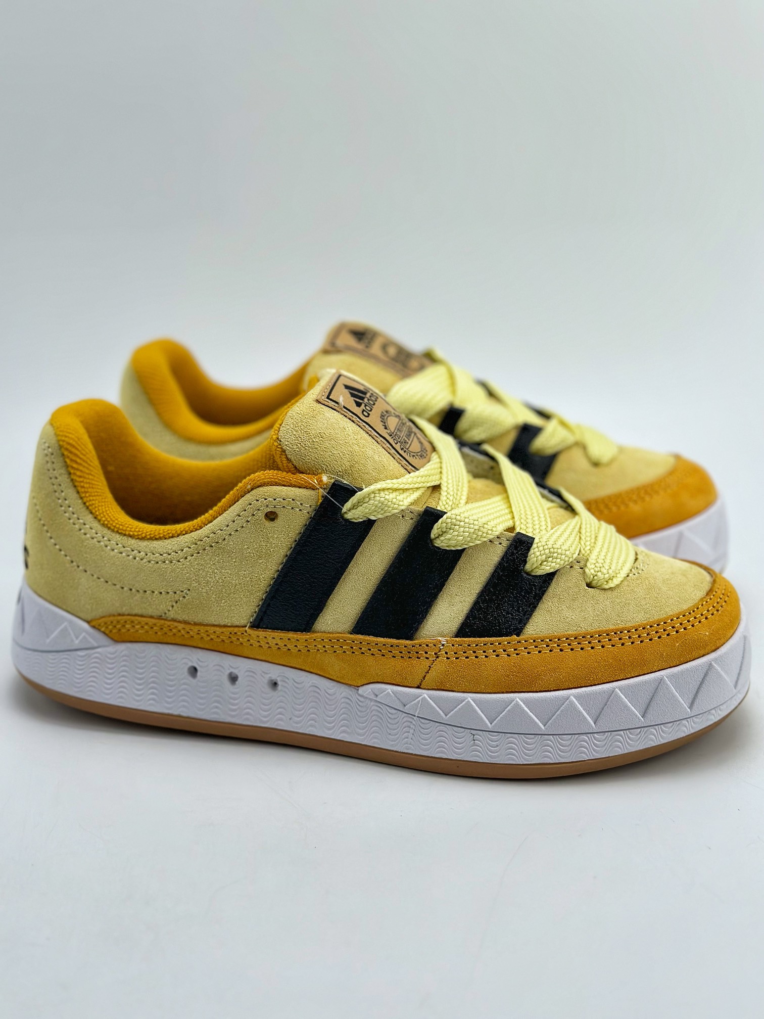 150 Adidas Originals Adimatic Yunk Low 马蒂奇系列低帮复古鲨鱼面包休闲运动滑板鞋 IF0513