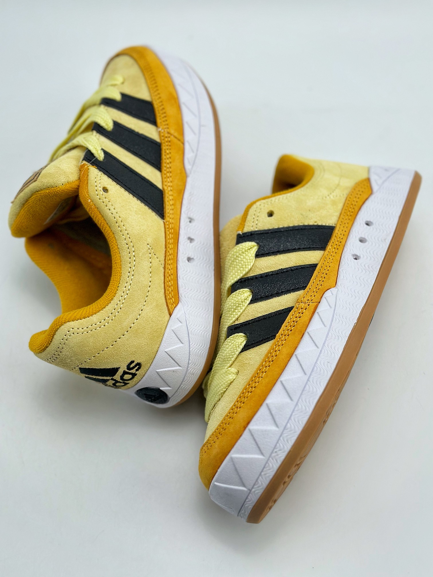 150 Adidas Originals Adimatic Yunk Low 马蒂奇系列低帮复古鲨鱼面包休闲运动滑板鞋 IF0513