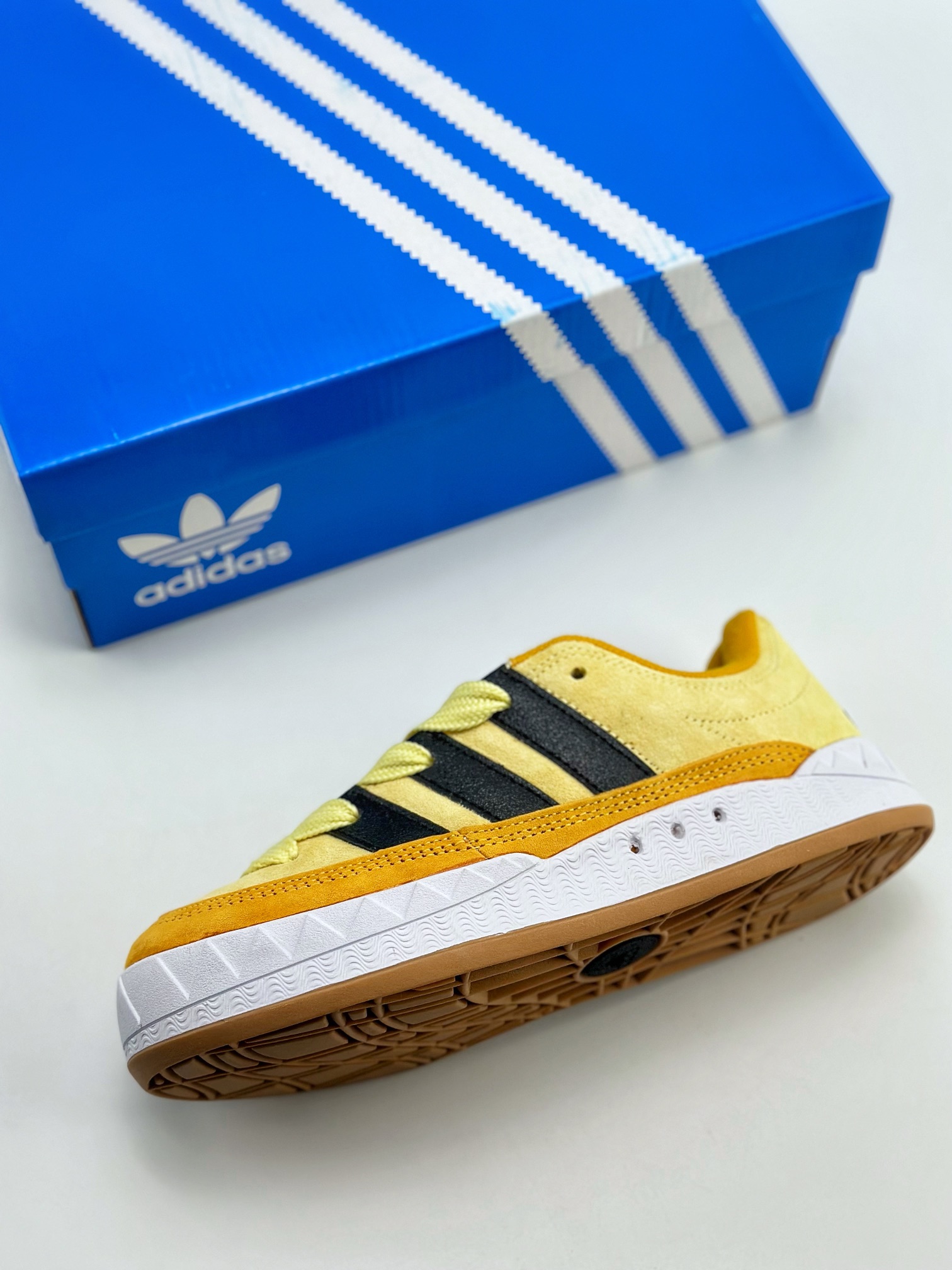 150 Adidas Originals Adimatic Yunk Low 马蒂奇系列低帮复古鲨鱼面包休闲运动滑板鞋 IF0513