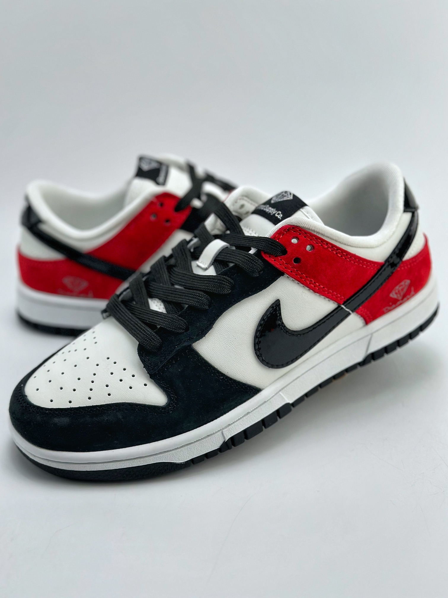 280 Nike SB Dunk Low 钻石联名 黑白红 FC1688-124