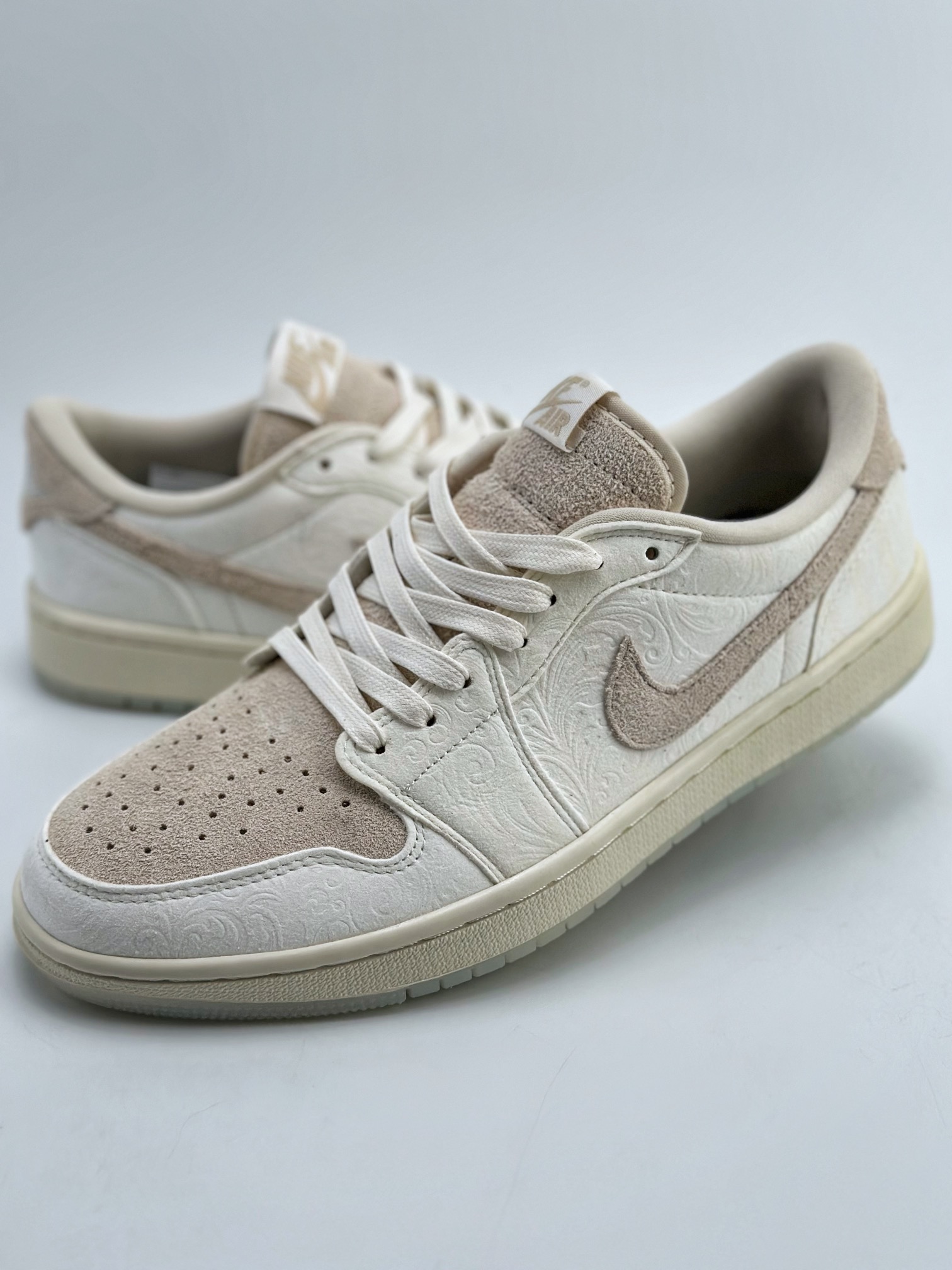 200 Air Jordan 1 Low OG x Chris Paul “Light Cream and Sail” 浮雕白 FZ0455-200