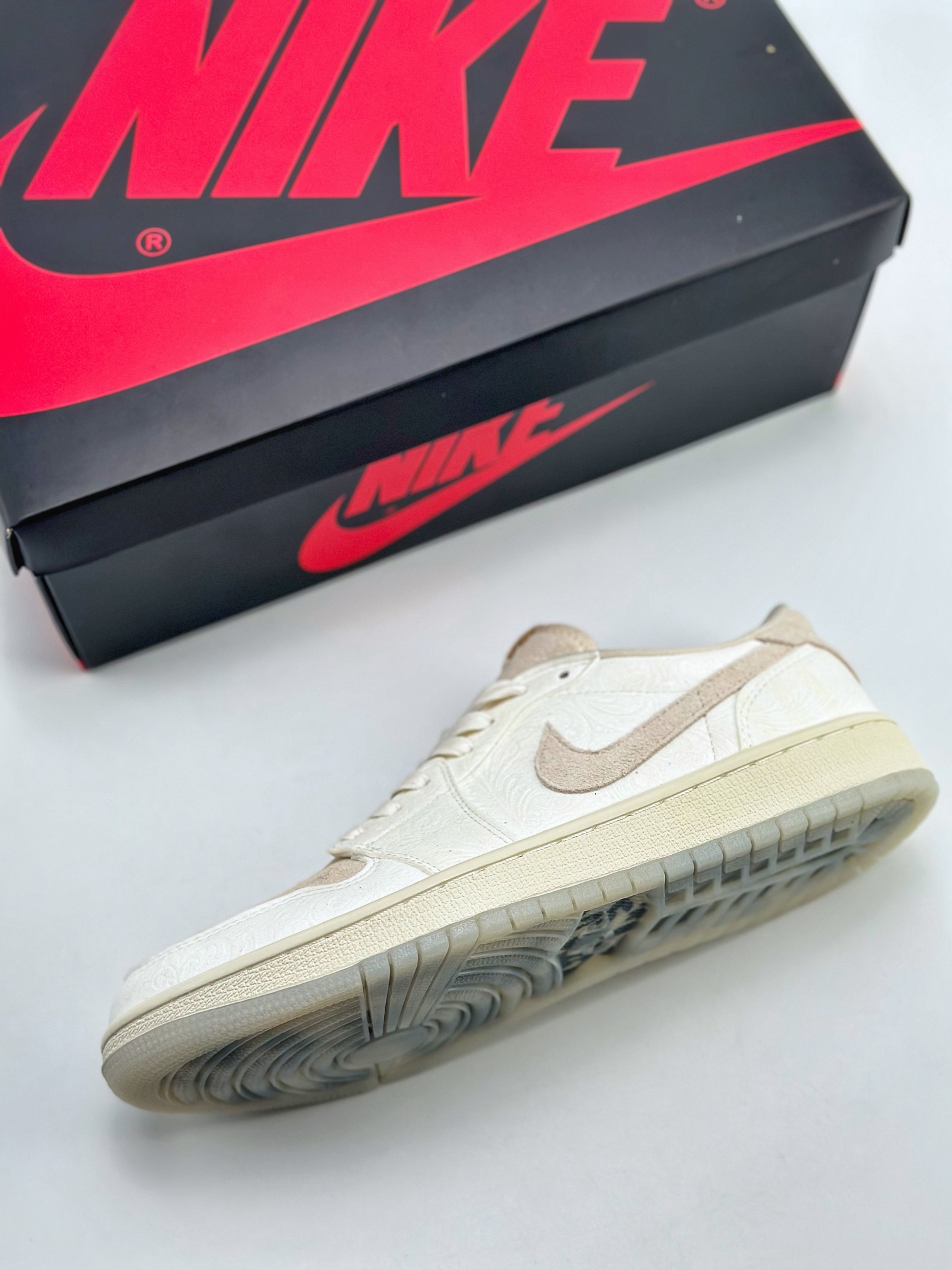 200 Air Jordan 1 Low OG x Chris Paul "Light Cream and Sail" 浮雕白 FZ0455-200