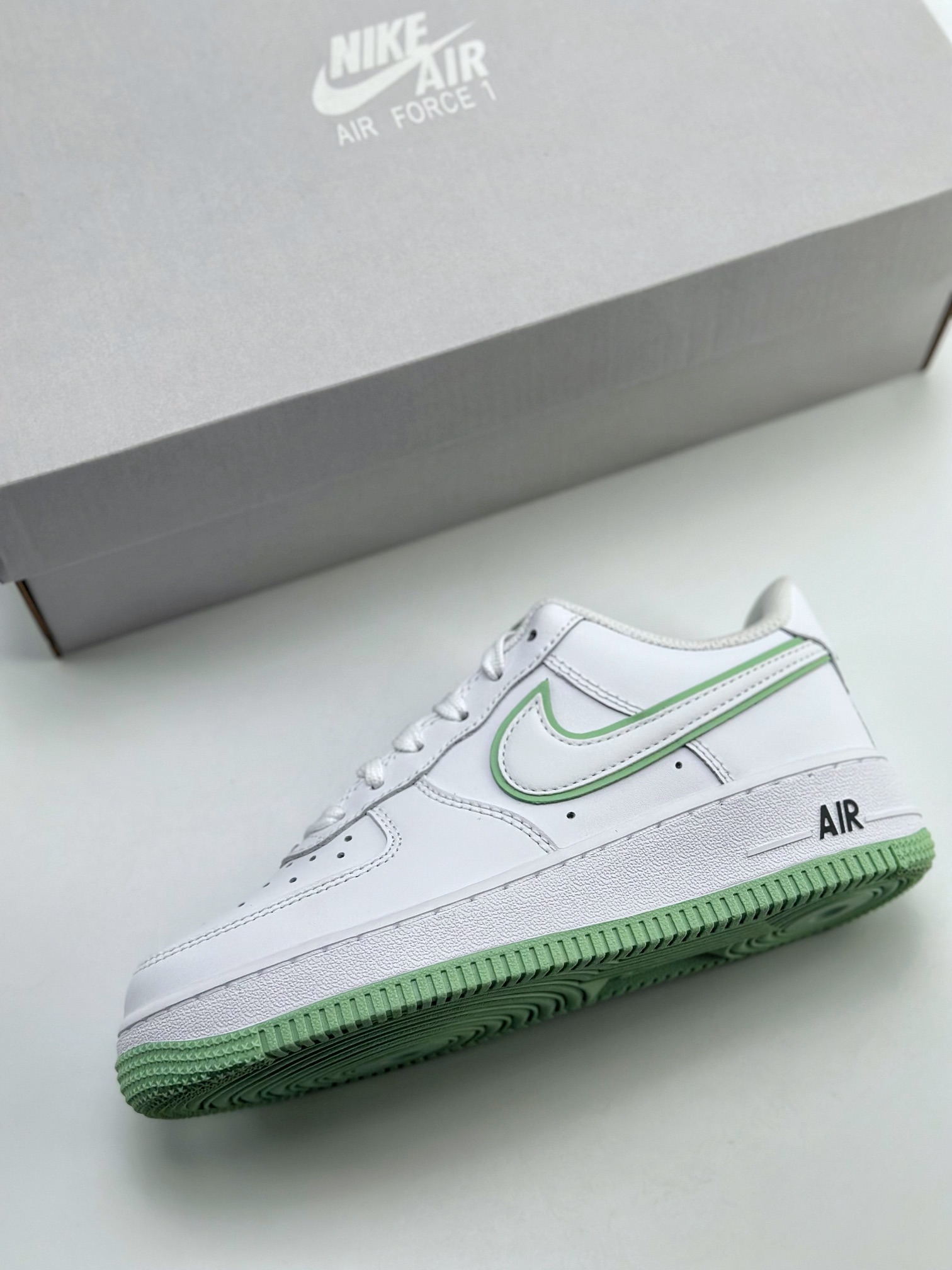 200 Nike Air Force 1 Low 07 白草绿 CT3839-108