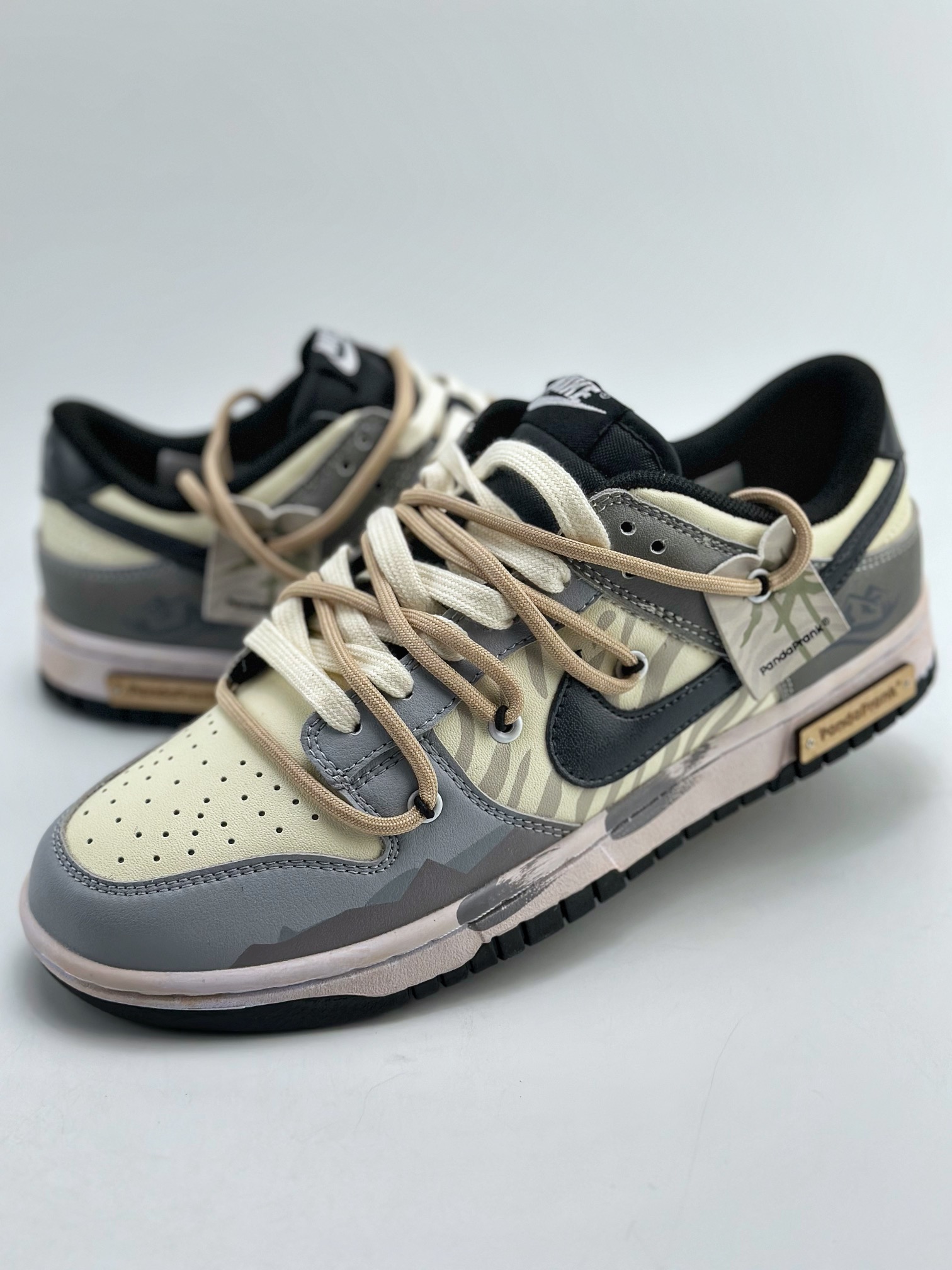 300 Nike SB Dunk Low 熊猫恶作剧 丛林穿越 翻山悦已 FD1232-001LFZ 尺码：36 36.5 37.5 38 38.5 39 40 40.5 41 42 42.5 43 44 44.5 45 46 47.5