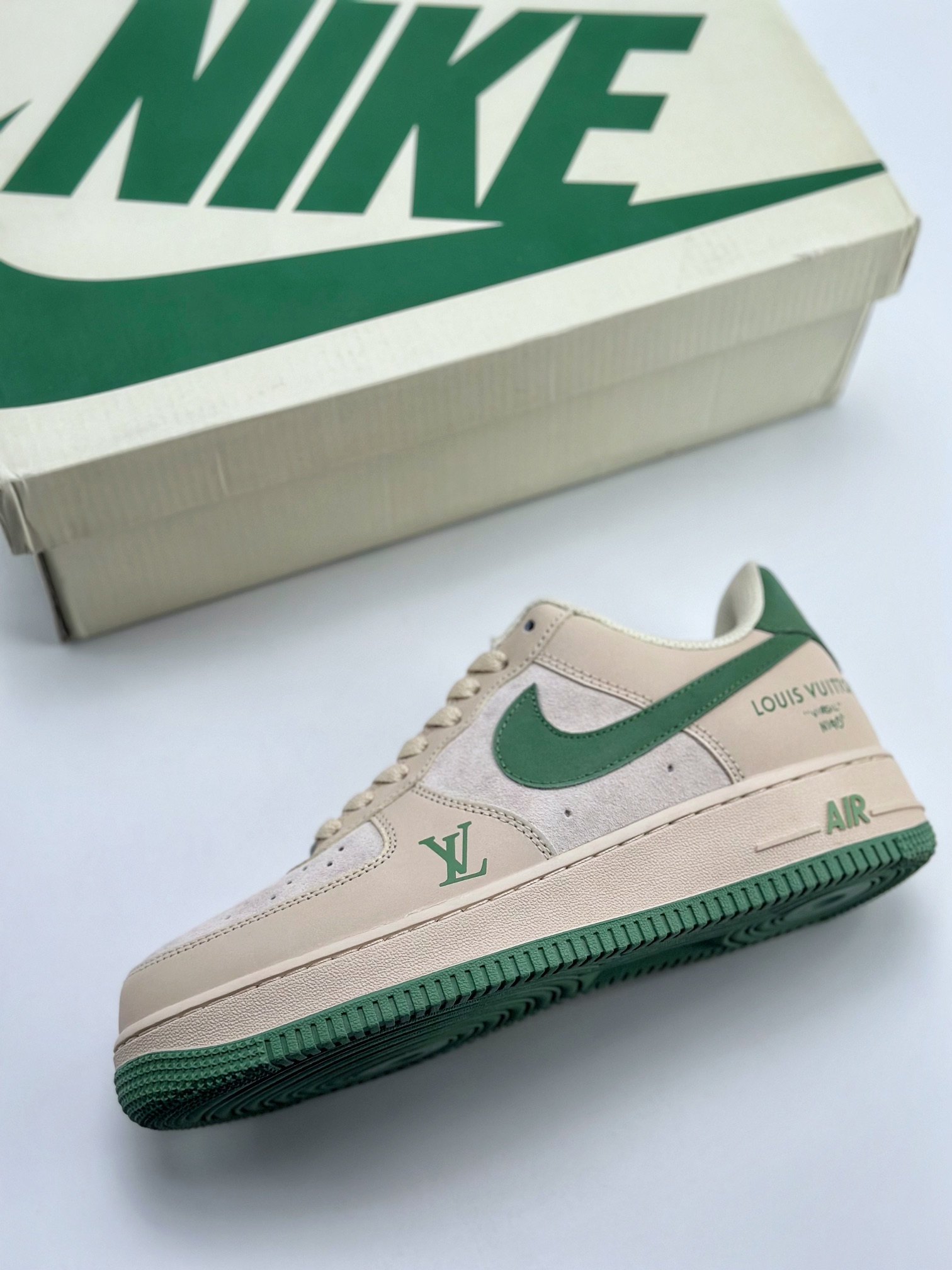 200 Nike Air Force 1 Low 07 x Louis Vuitton 灰绿麂皮 BS8856-821