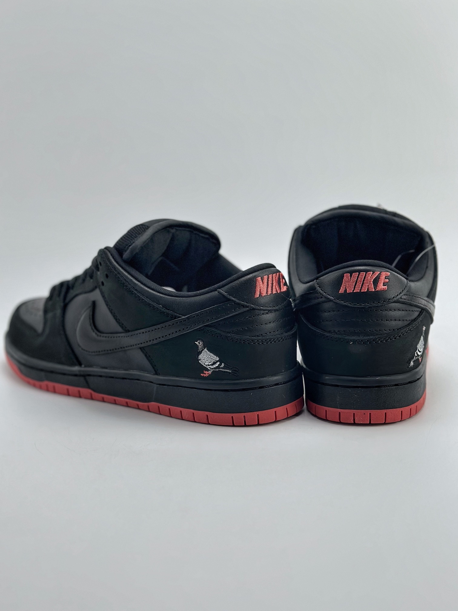 380 Nike SB Dunk Low x Jeff Staple “Black Pigeon” 黑红鸽子 883232-008