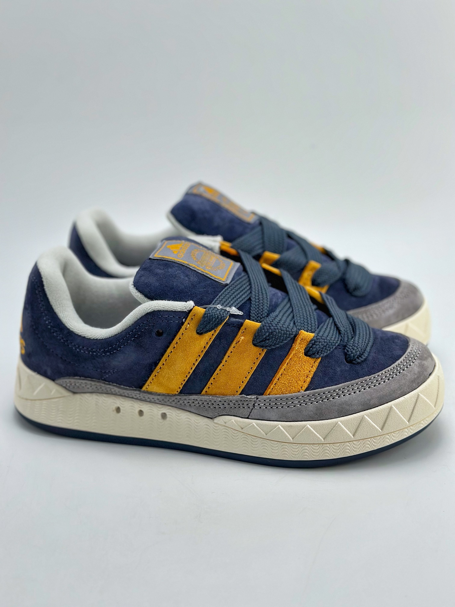 150 Adidas Originals Adimatic Yunk Low 马蒂奇系列低帮复古鲨鱼面包休闲运动滑板鞋 ID0999