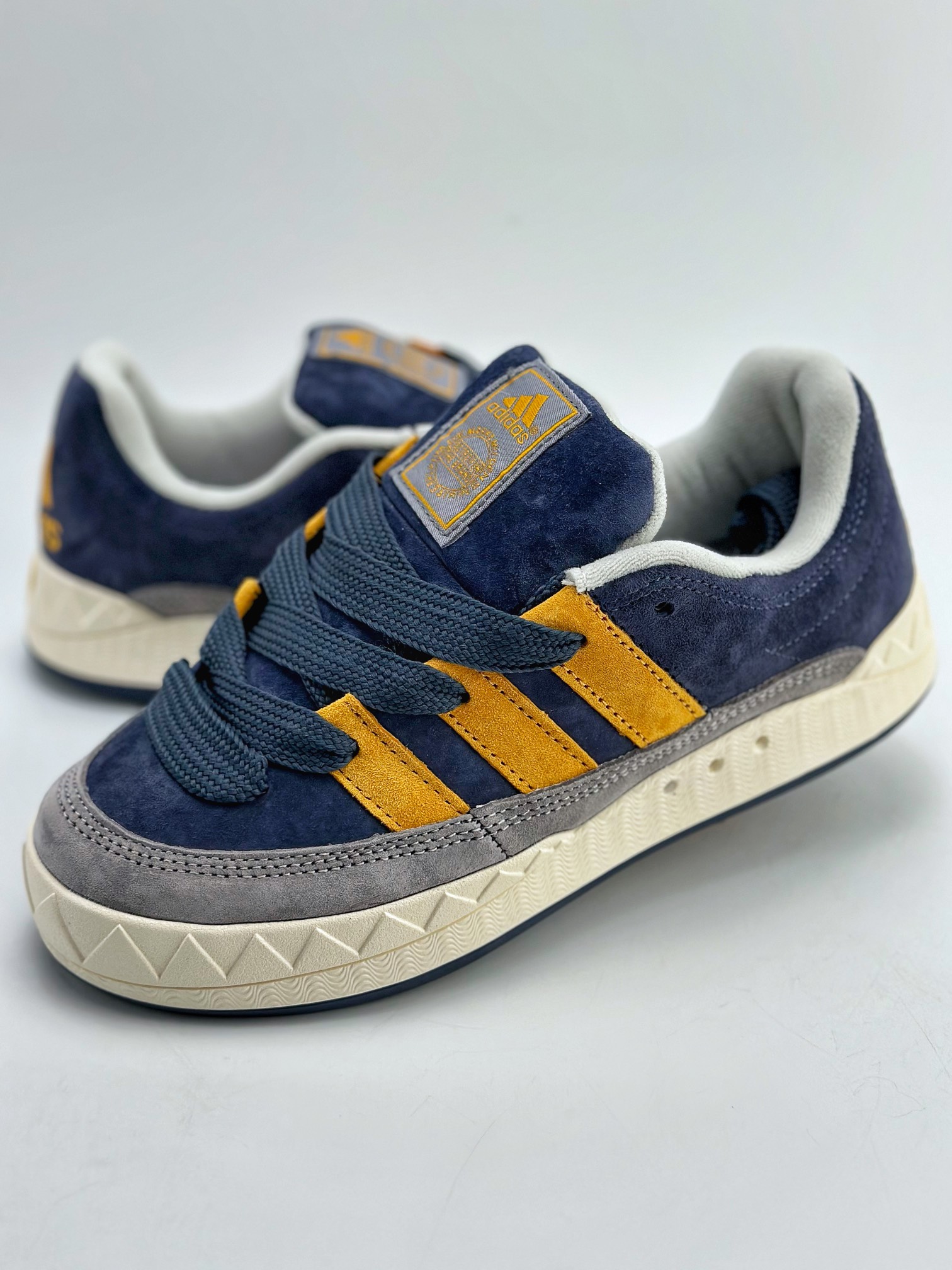 150 Adidas Originals Adimatic Yunk Low 马蒂奇系列低帮复古鲨鱼面包休闲运动滑板鞋 ID0999