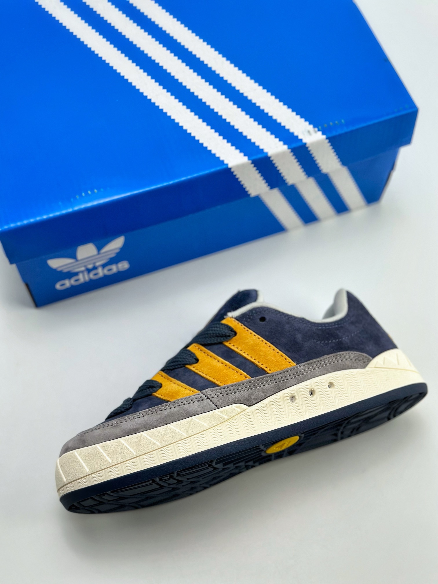 150 Adidas Originals Adimatic Yunk Low 马蒂奇系列低帮复古鲨鱼面包休闲运动滑板鞋 ID0999