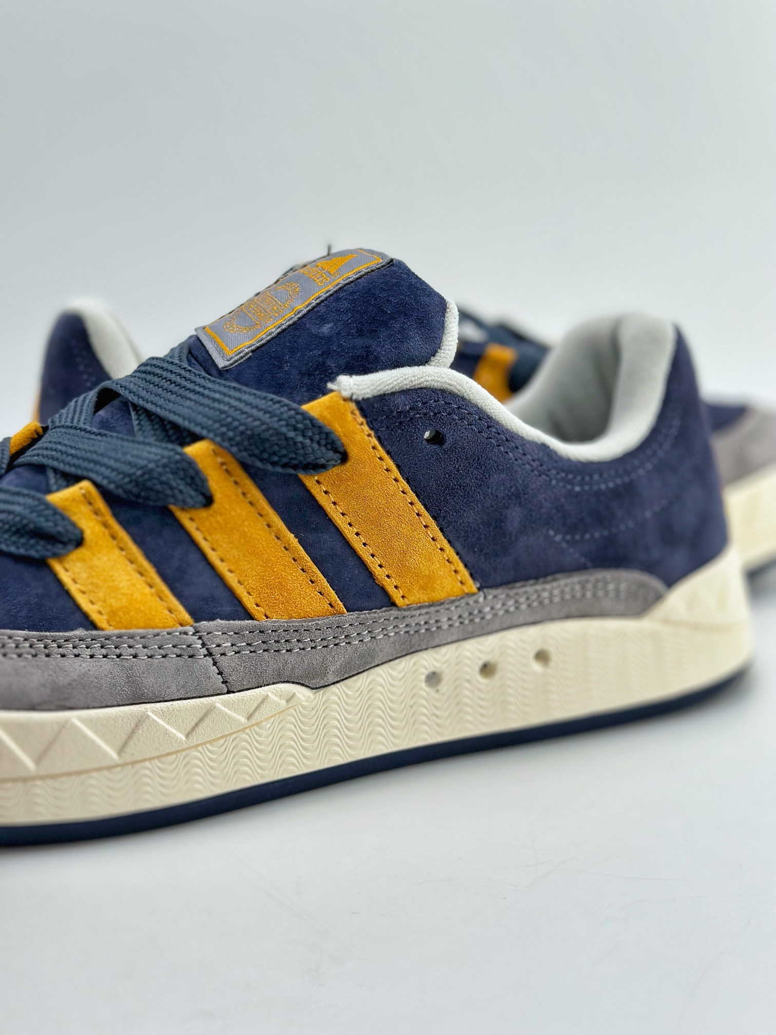 150 Adidas Originals Adimatic Yunk Low 马蒂奇系列低帮复古鲨鱼面包休闲运动滑板鞋 ID0999