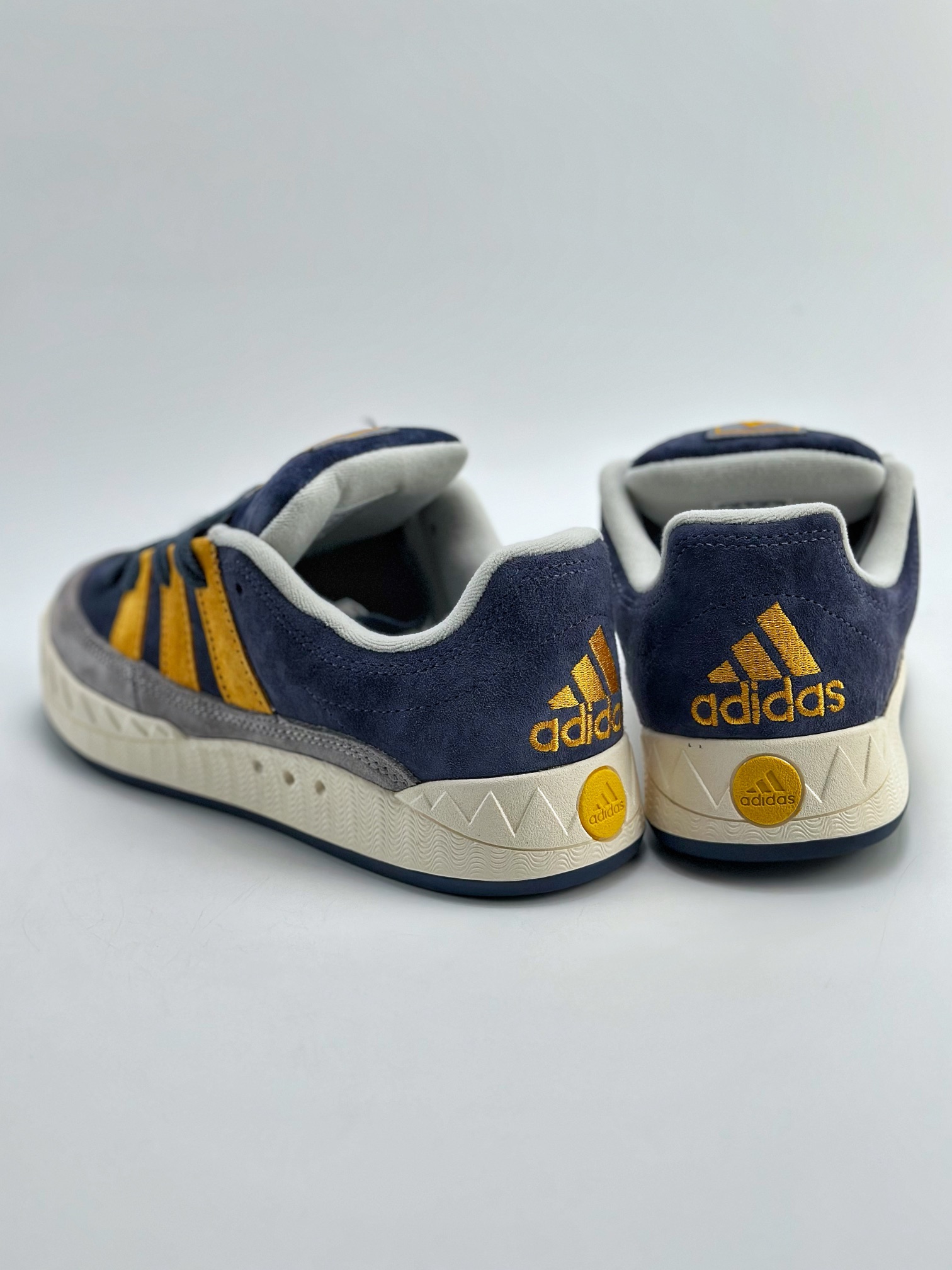 150 Adidas Originals Adimatic Yunk Low 马蒂奇系列低帮复古鲨鱼面包休闲运动滑板鞋 ID0999