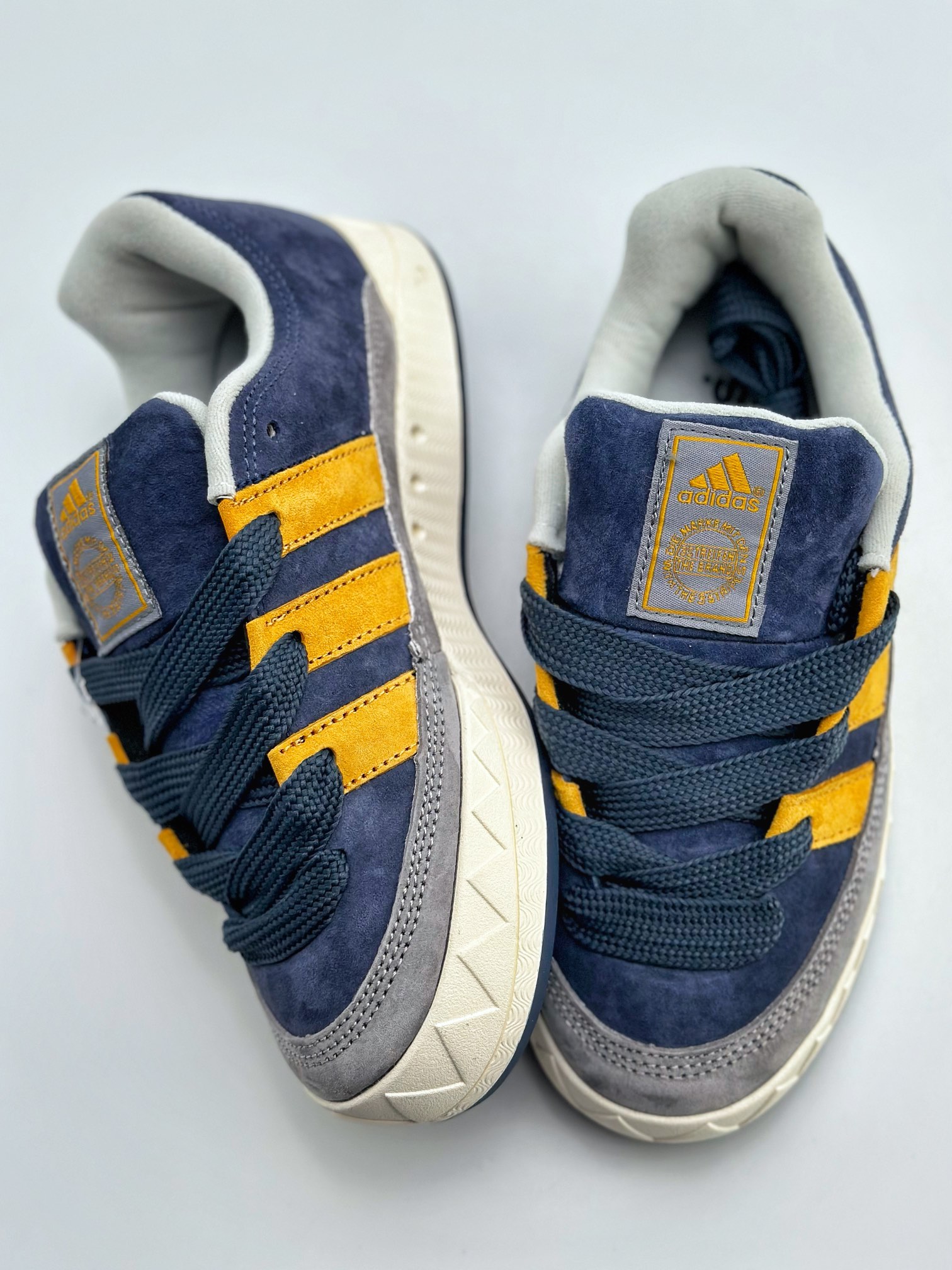 150 Adidas Originals Adimatic Yunk Low 马蒂奇系列低帮复古鲨鱼面包休闲运动滑板鞋 ID0999