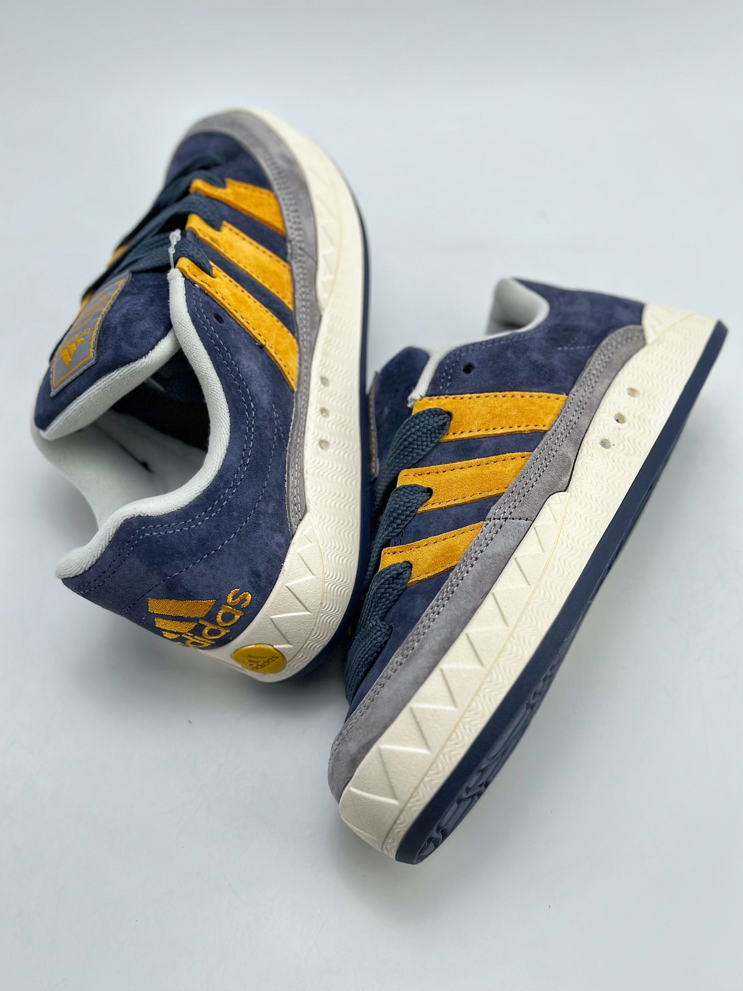 150 Adidas Originals Adimatic Yunk Low 马蒂奇系列低帮复古鲨鱼面包休闲运动滑板鞋 ID0999