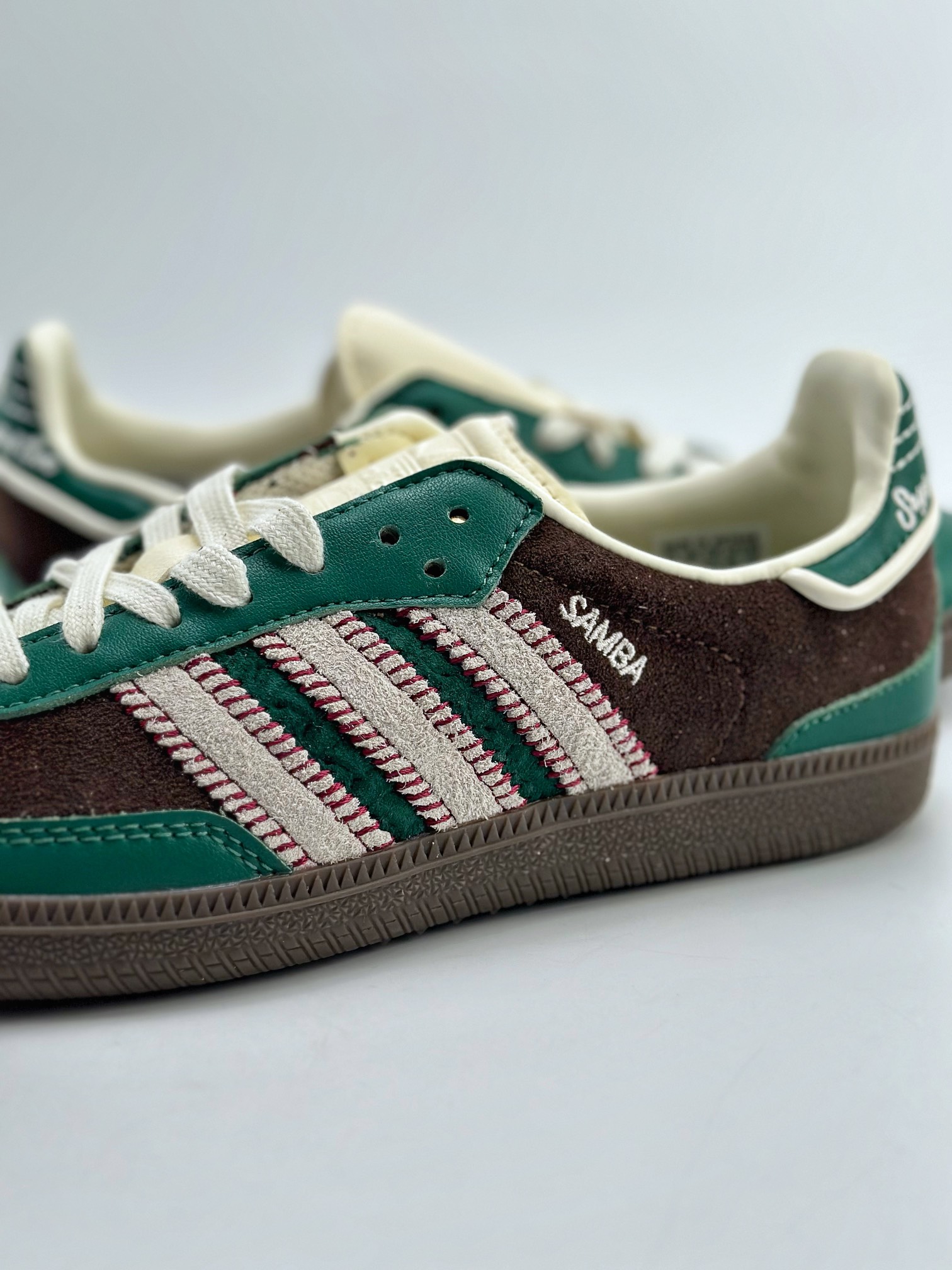 220 adidas originals Samba x notitle OG 此款以简约大方的造型设计 ID6022