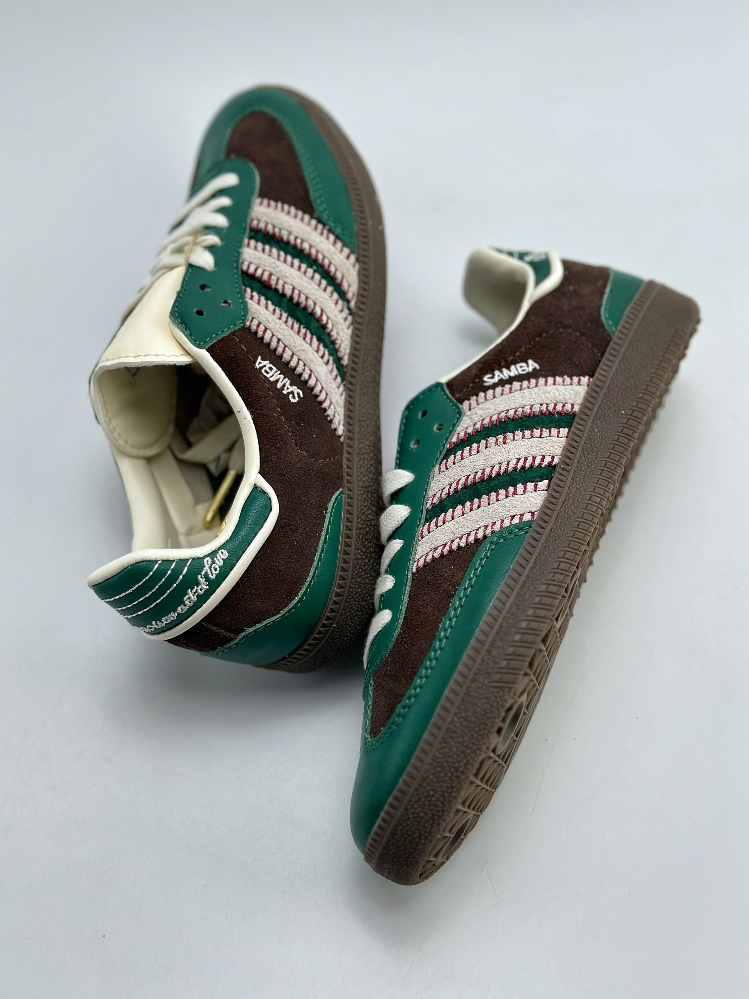 220 adidas originals Samba x notitle OG 此款以简约大方的造型设计 ID6022