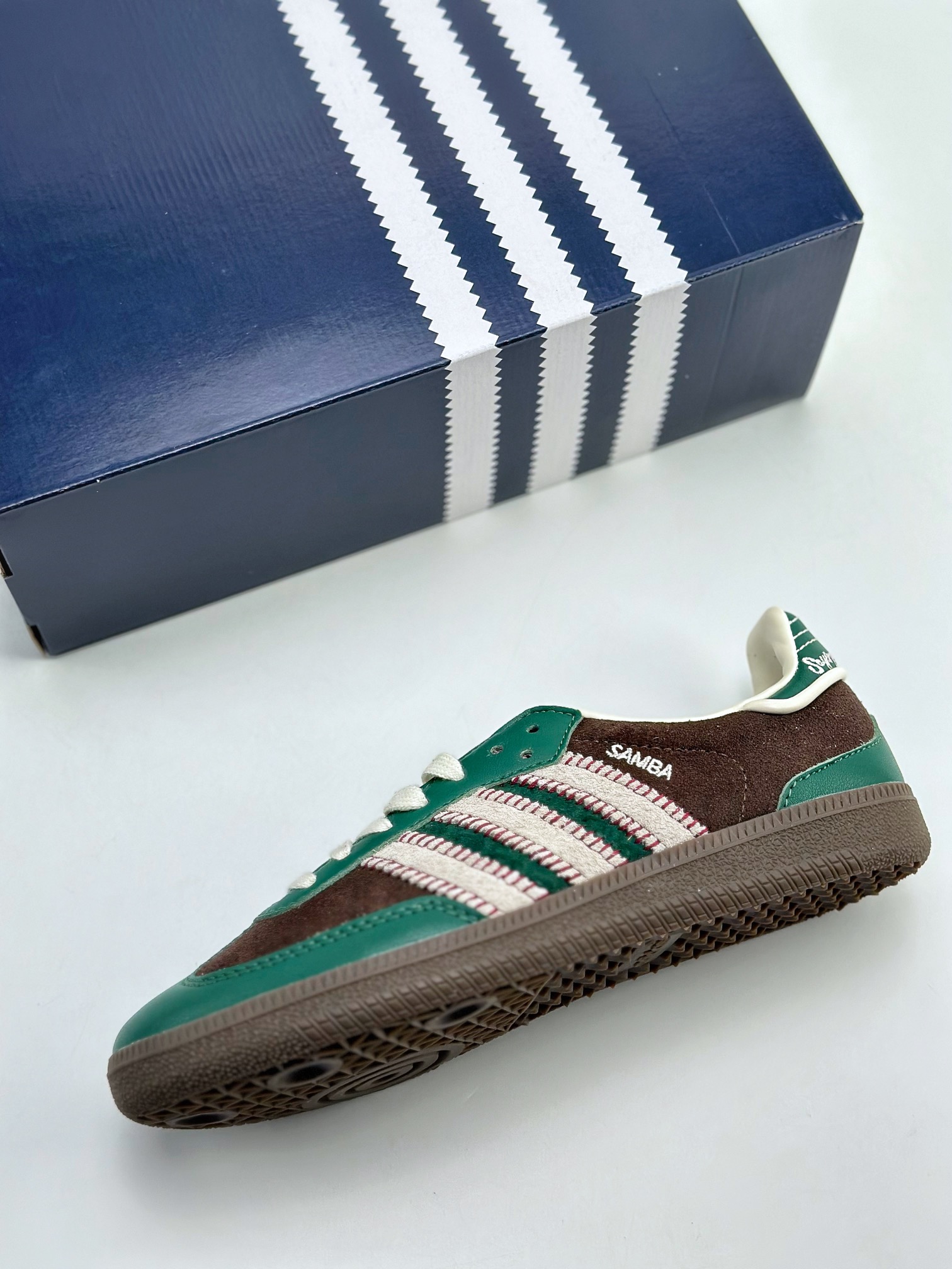 220 adidas originals Samba x notitle OG 此款以简约大方的造型设计 ID6022