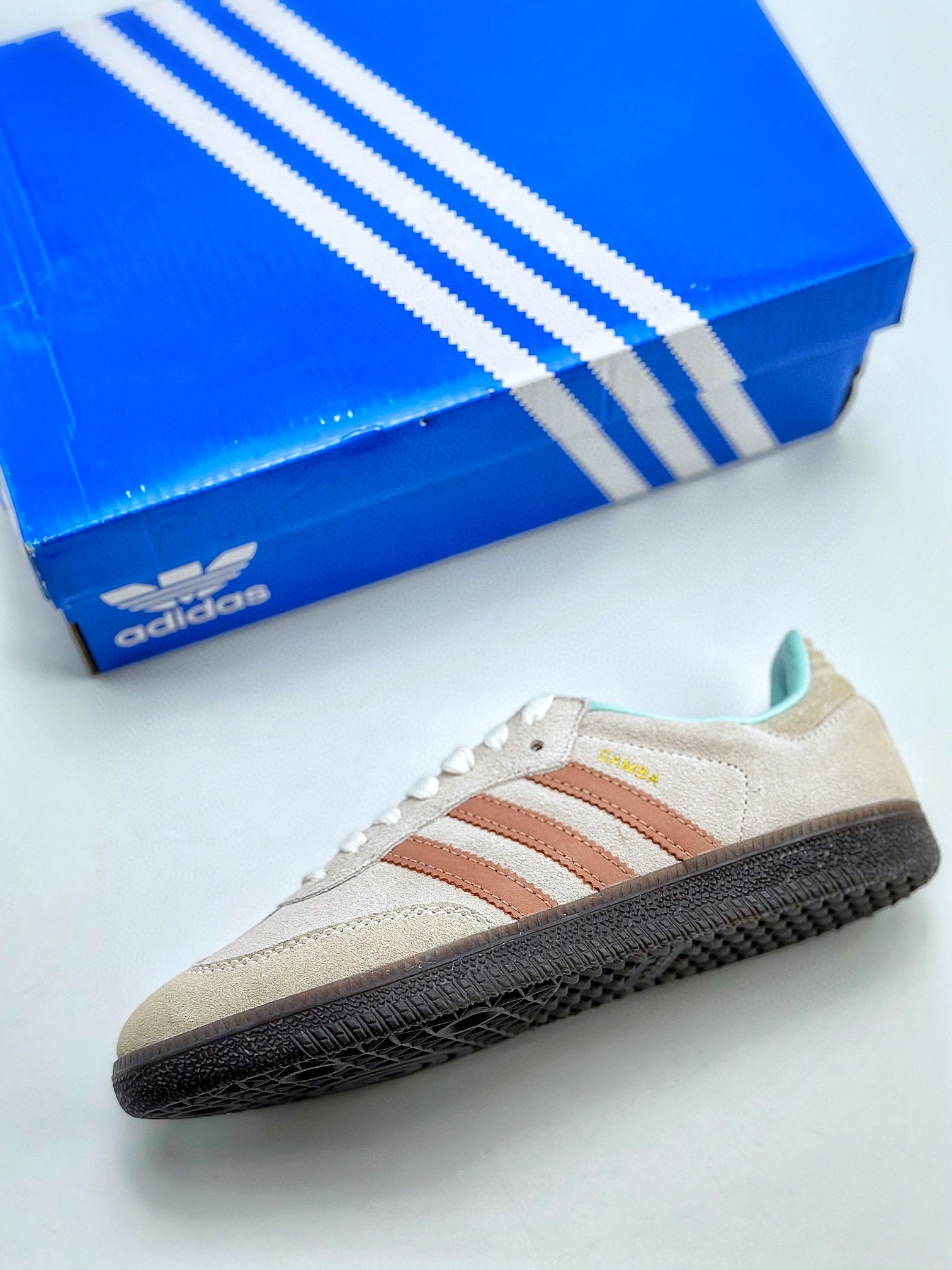 150 adidas originals Samba OG 此款以简约大方的造型设计 ID2047