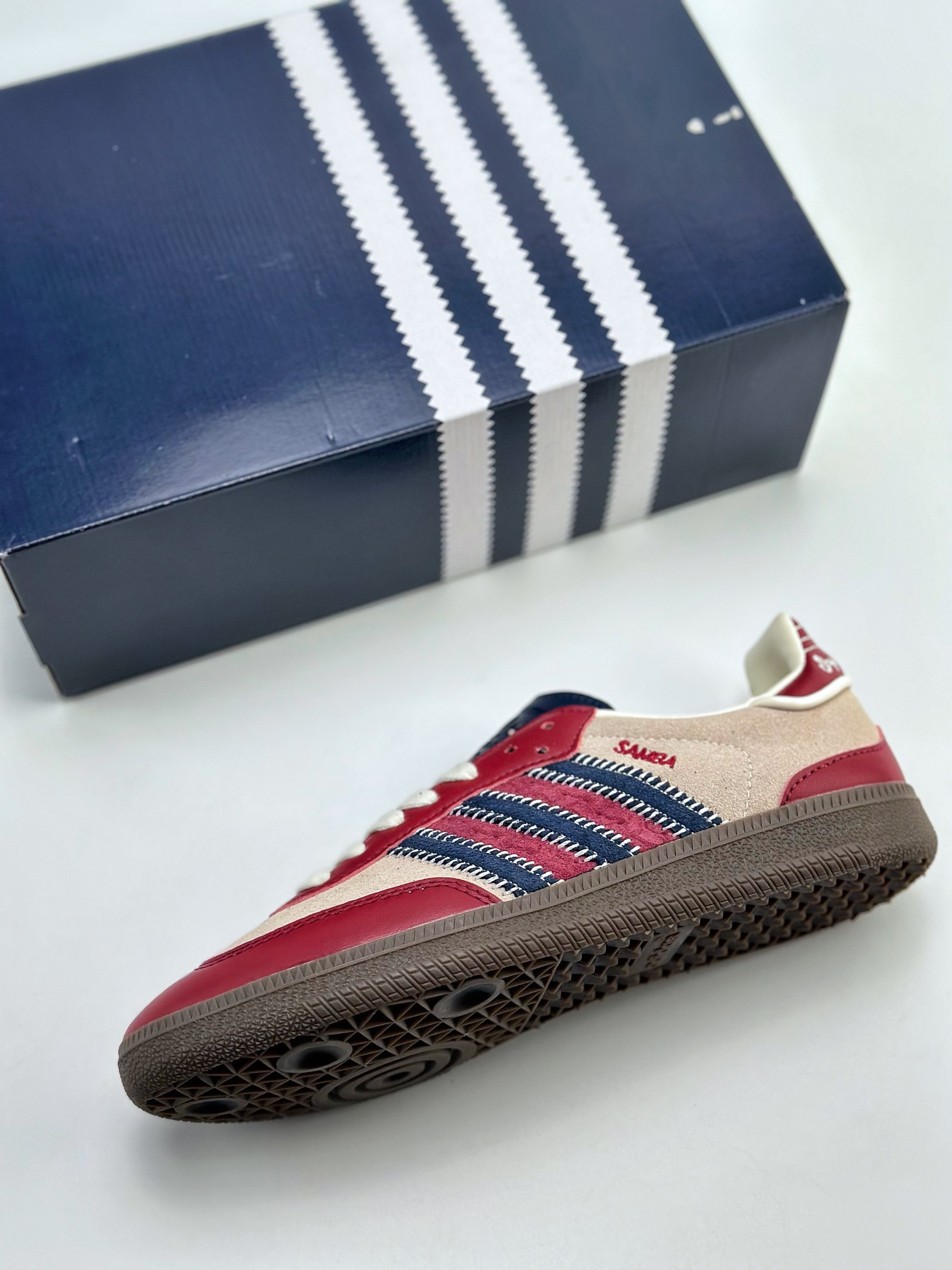 220 adidas originals Samba x notitle OG 此款以简约大方的造型设计 ID6023