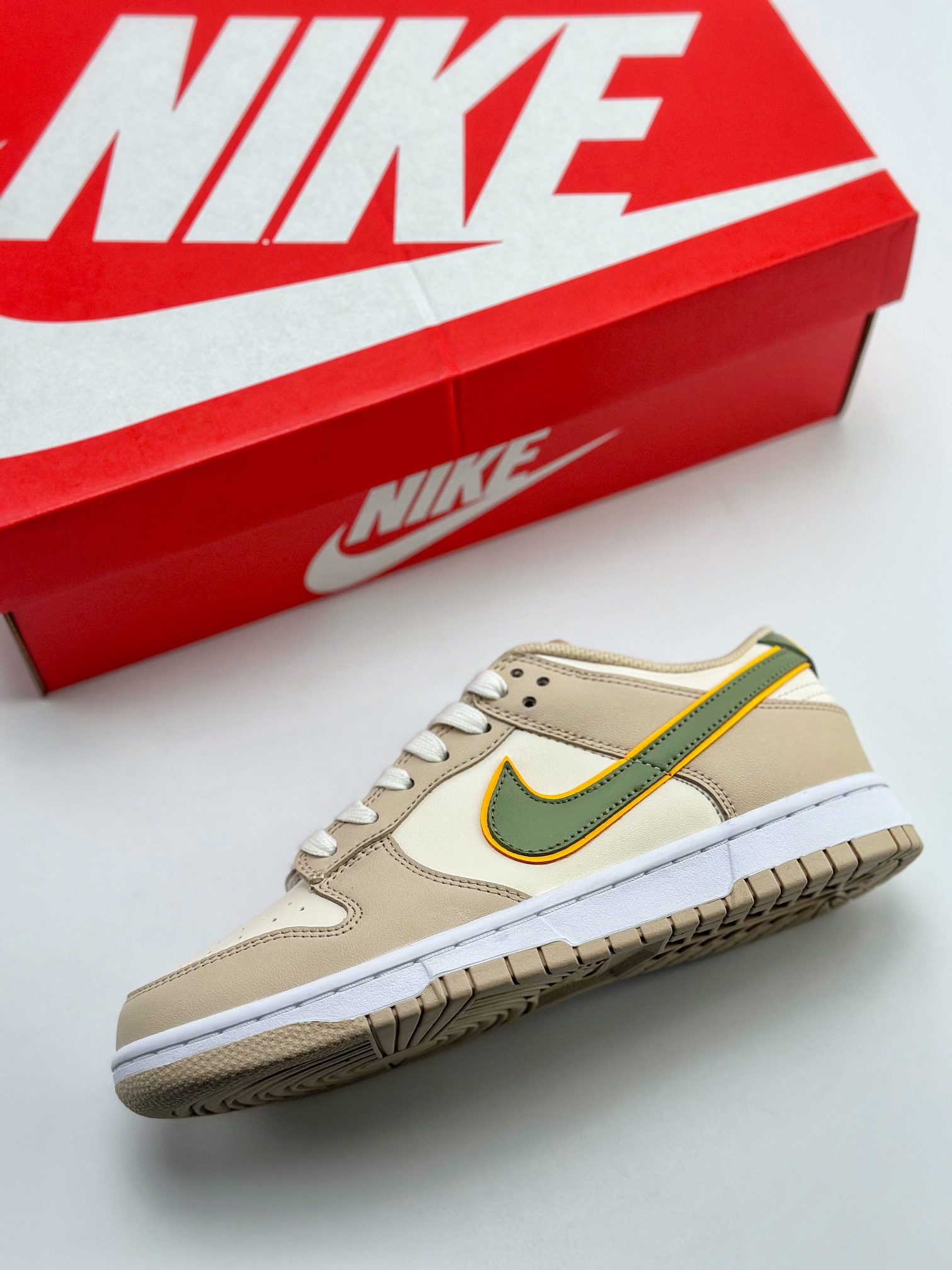 200 NIKE SB Dunk Low Light Tan 黄绿 FQ6869-131