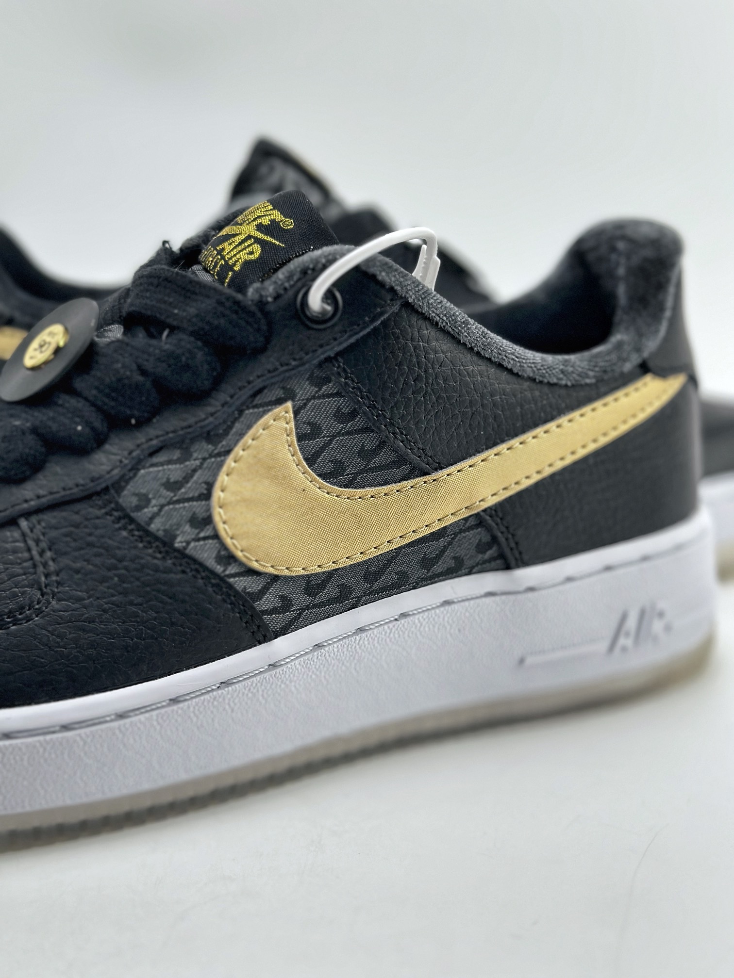 200 Nike Air Force 1 Low 07 ”Black and Metallic” 黑金 FN6977-010