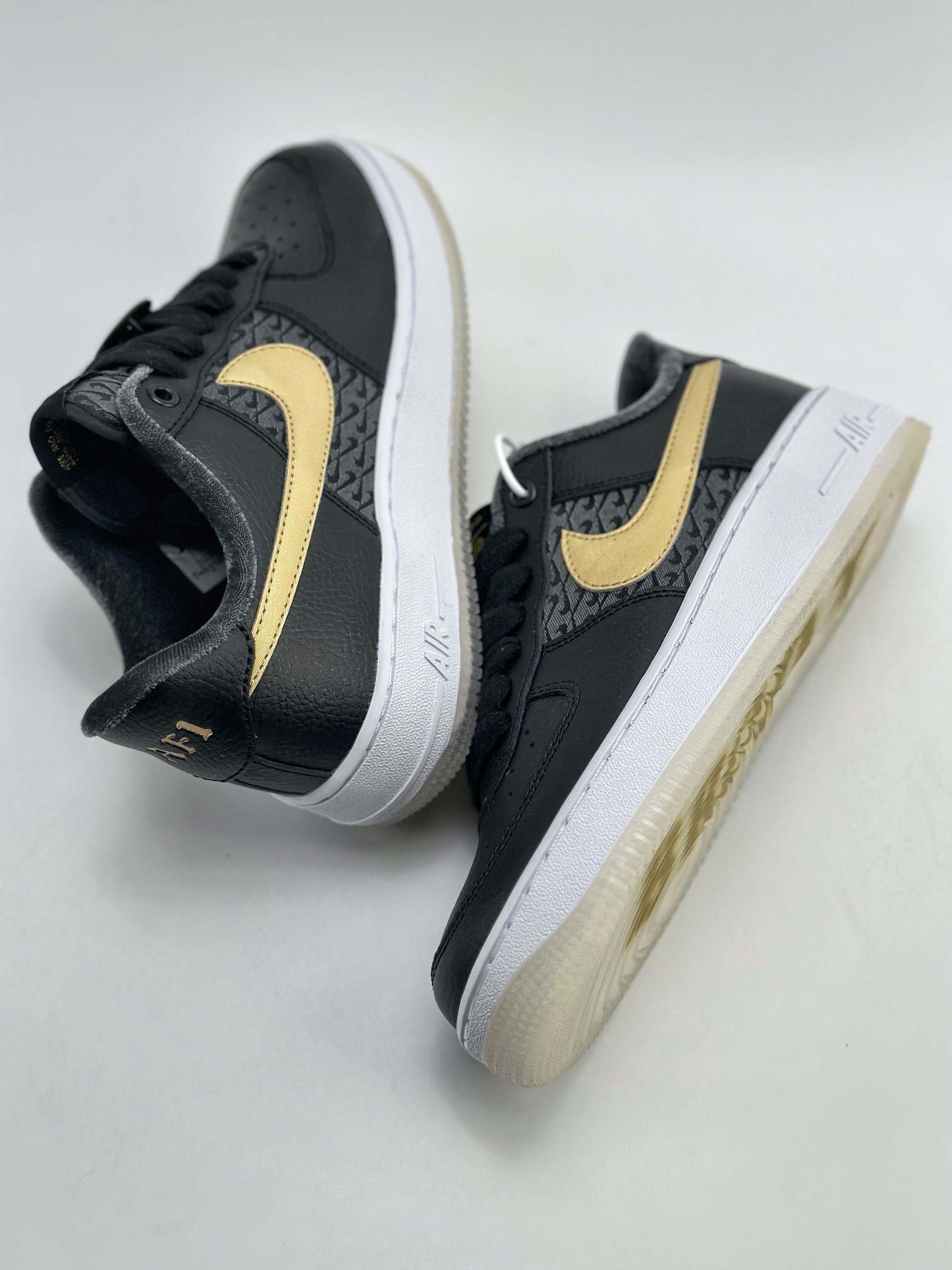 200 Nike Air Force 1 Low 07 ”Black and Metallic” 黑金 FN6977-010