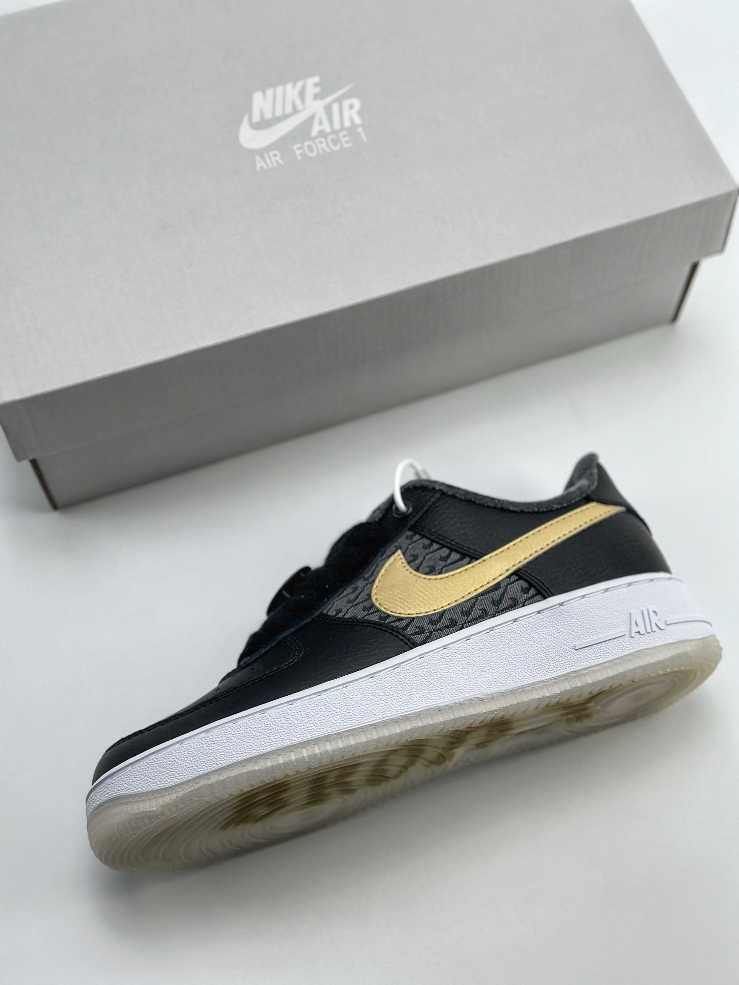 200 Nike Air Force 1 Low 07 ”Black and Metallic” 黑金 FN6977-010