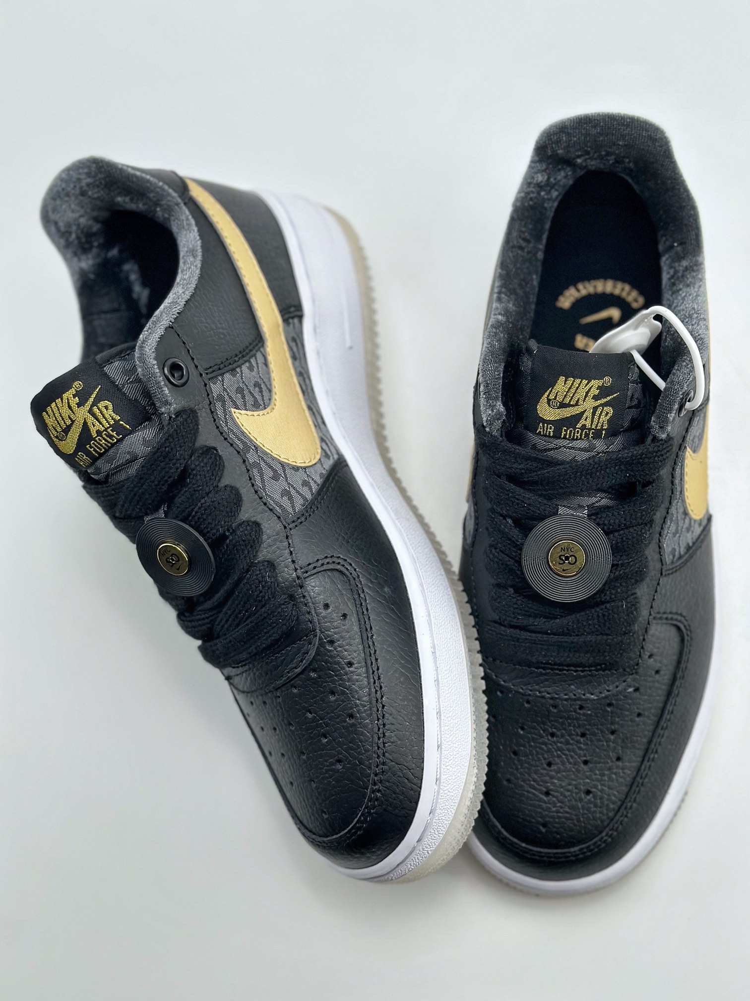 200 Nike Air Force 1 Low 07 ”Black and Metallic” 黑金 FN6977-010