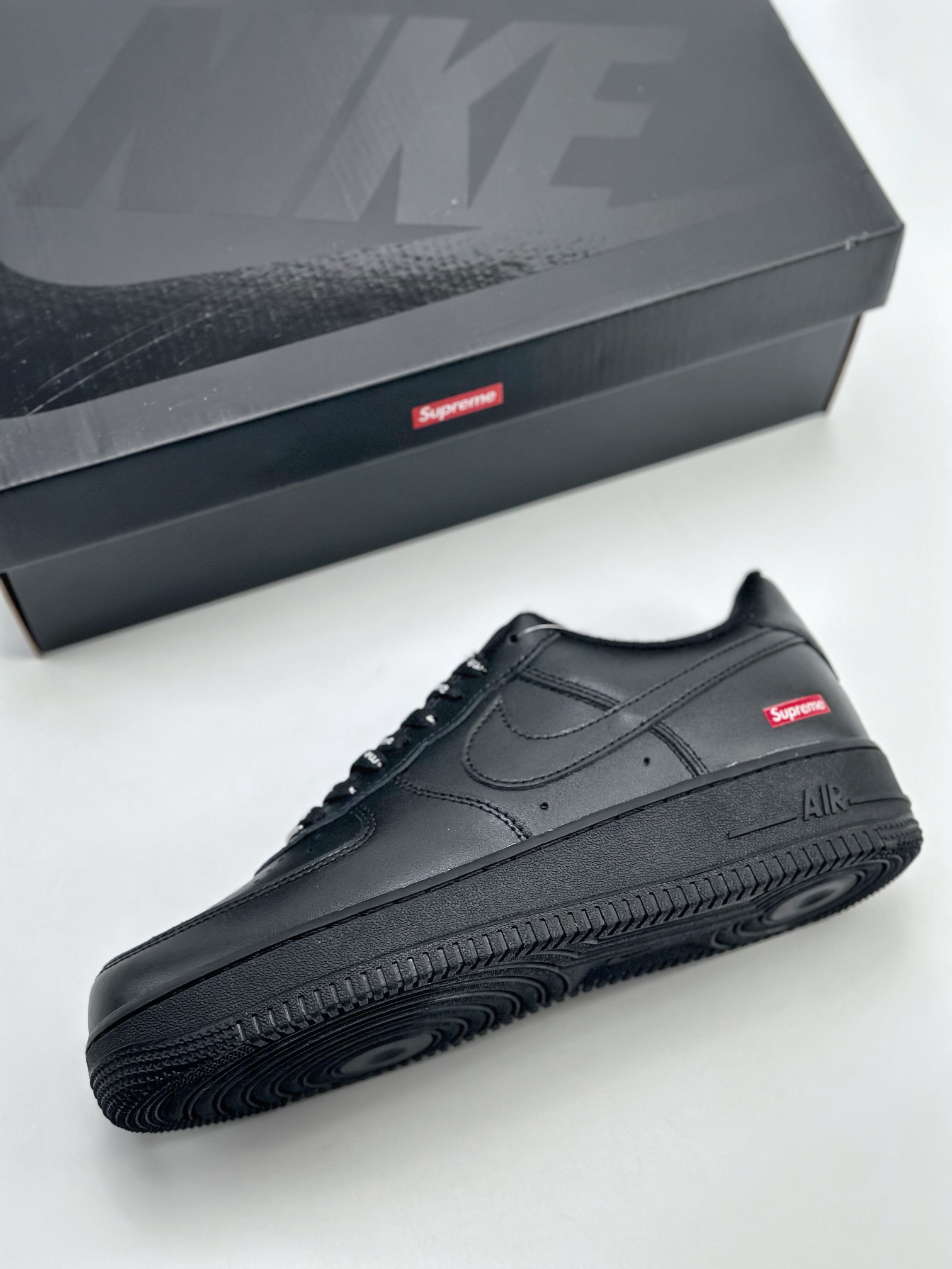 240 Nike Air Force 1 Low 07 Superme 纯黑红字 CU9225-001