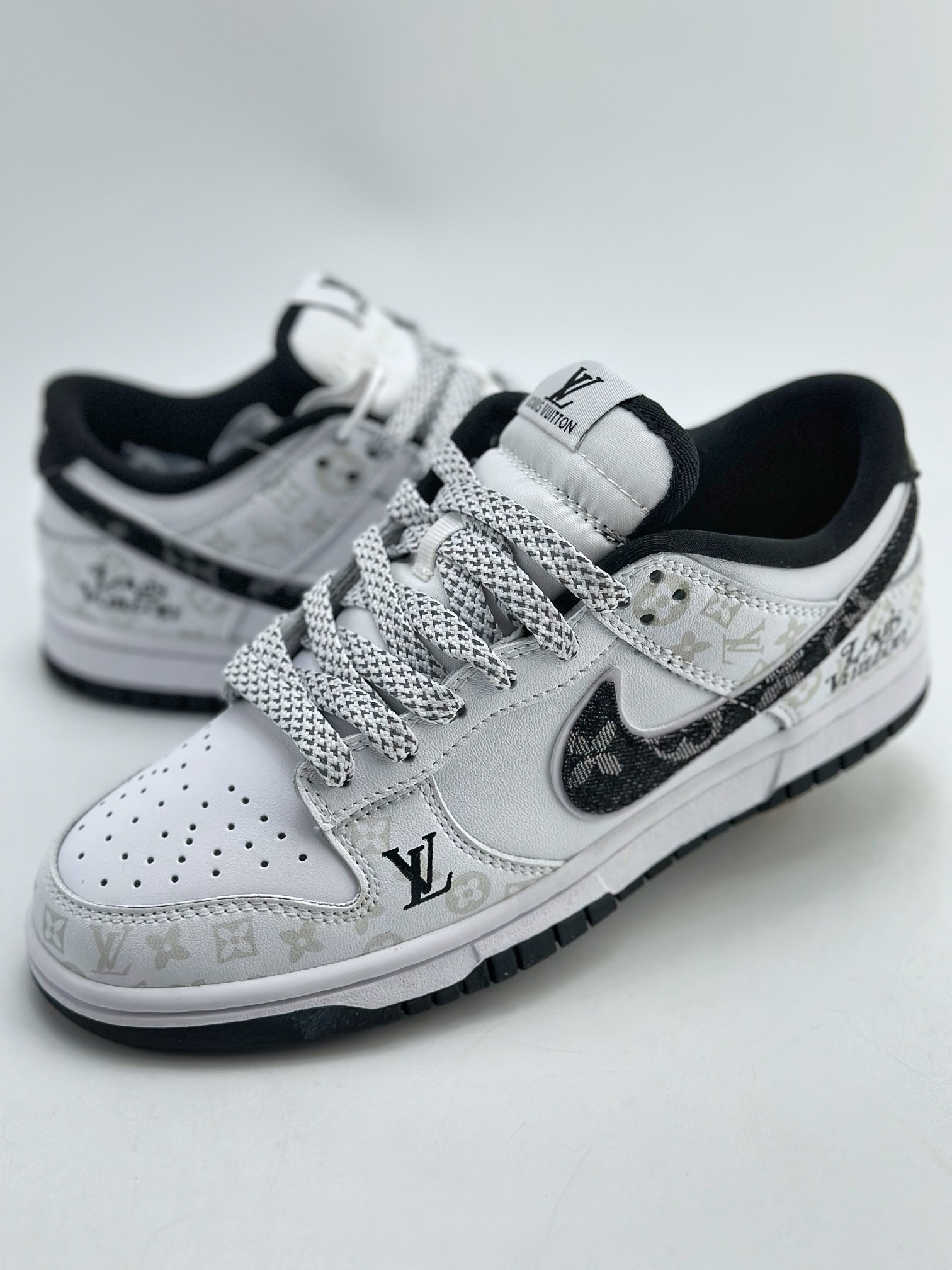 220 NIKE SB Dunk Low x Louis Vuitton 白黑LV印花 DD1391-136