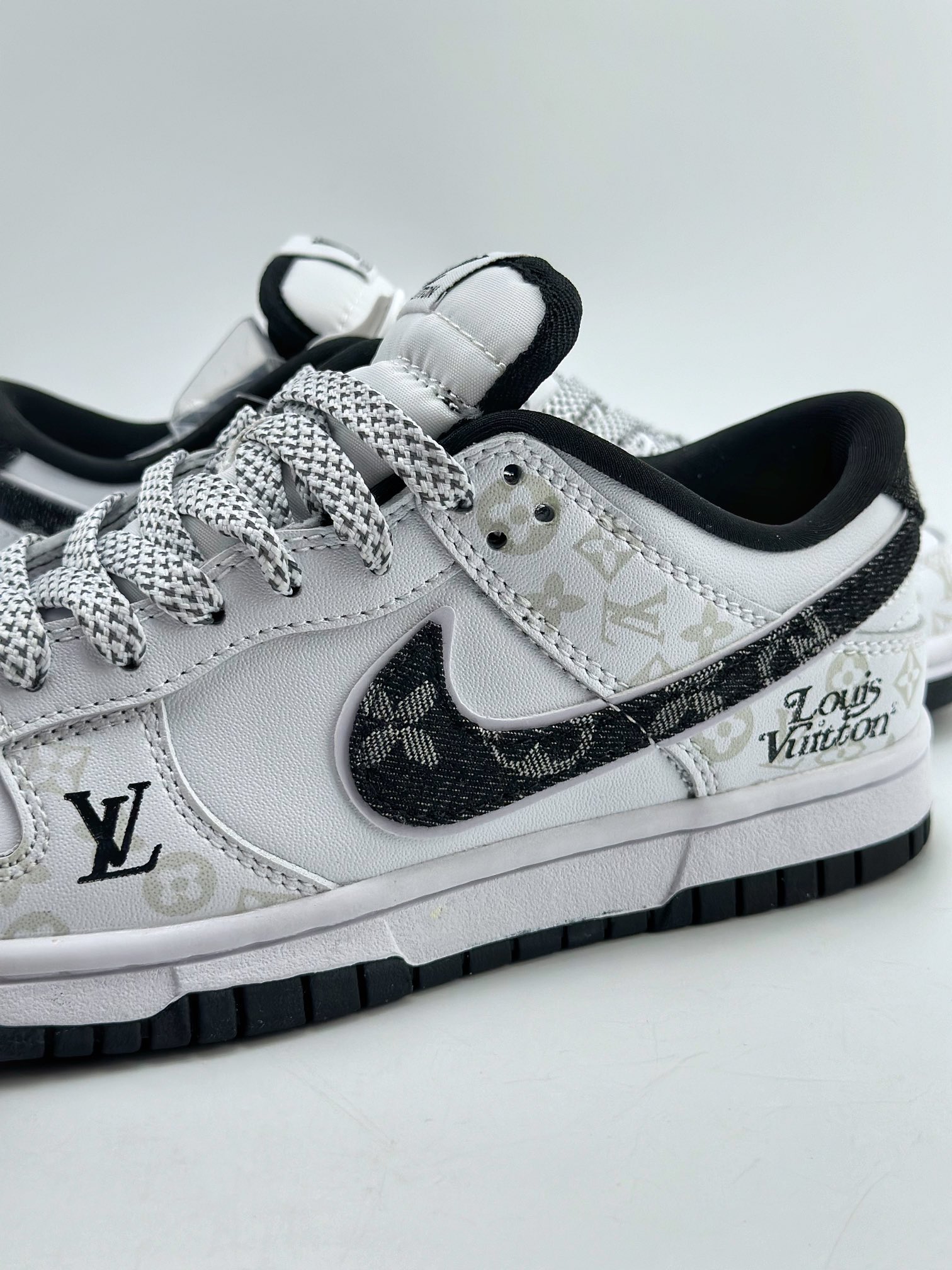 220 NIKE SB Dunk Low x Louis Vuitton 白黑LV印花 DD1391-136