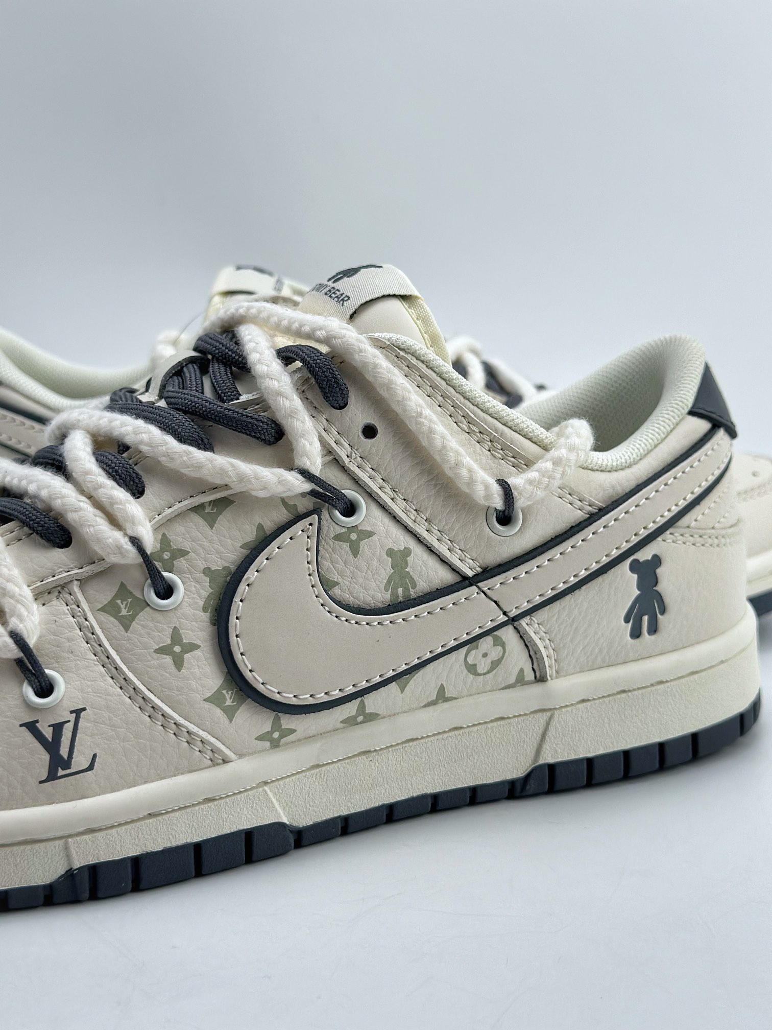 300 Nike SB Dunk Low 绑带高端定制 灰暴力熊 FC1688-136