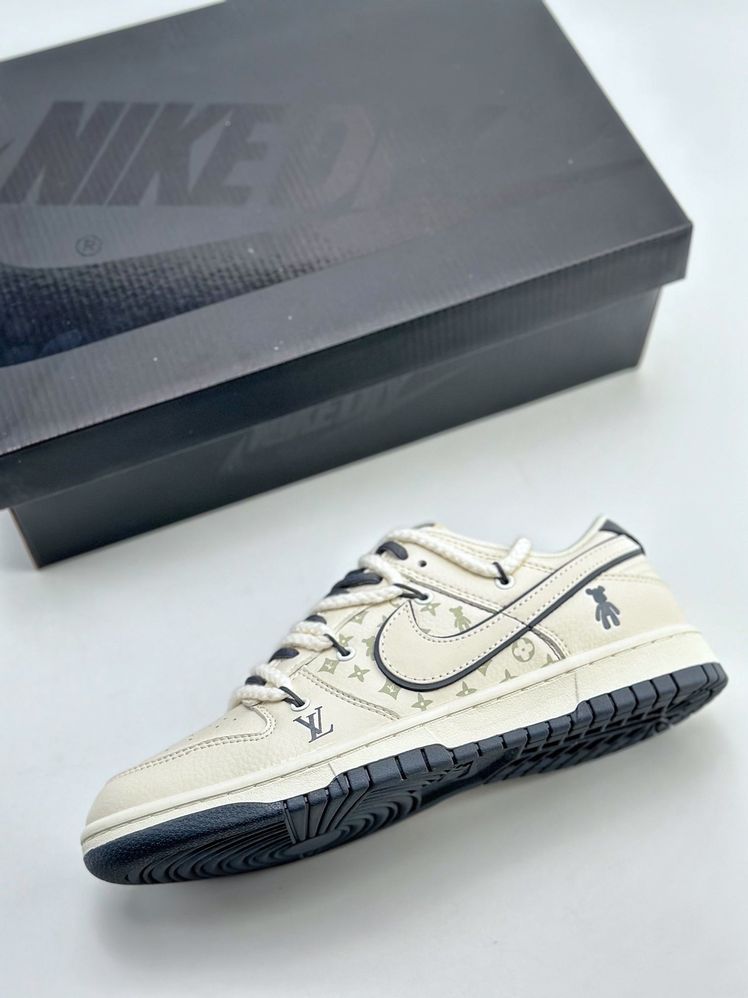 300 Nike SB Dunk Low 绑带高端定制 灰暴力熊 FC1688-136