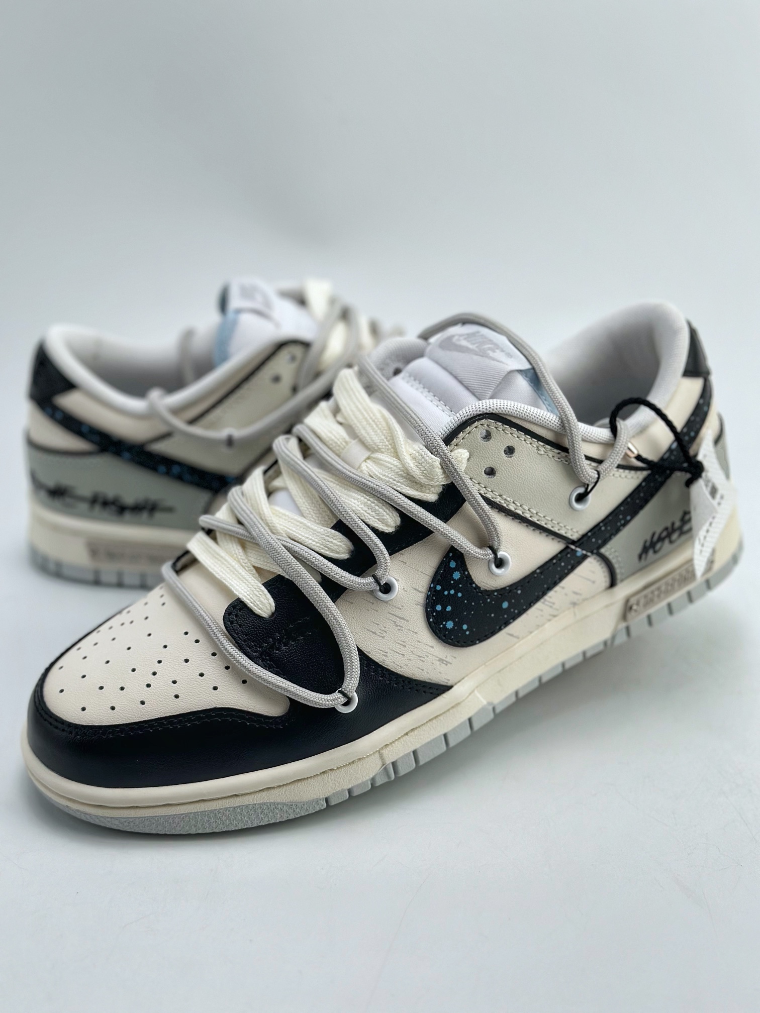 280 Nike SB Dunk Low 熊猫恶作剧宇宙探索 DV0834-101