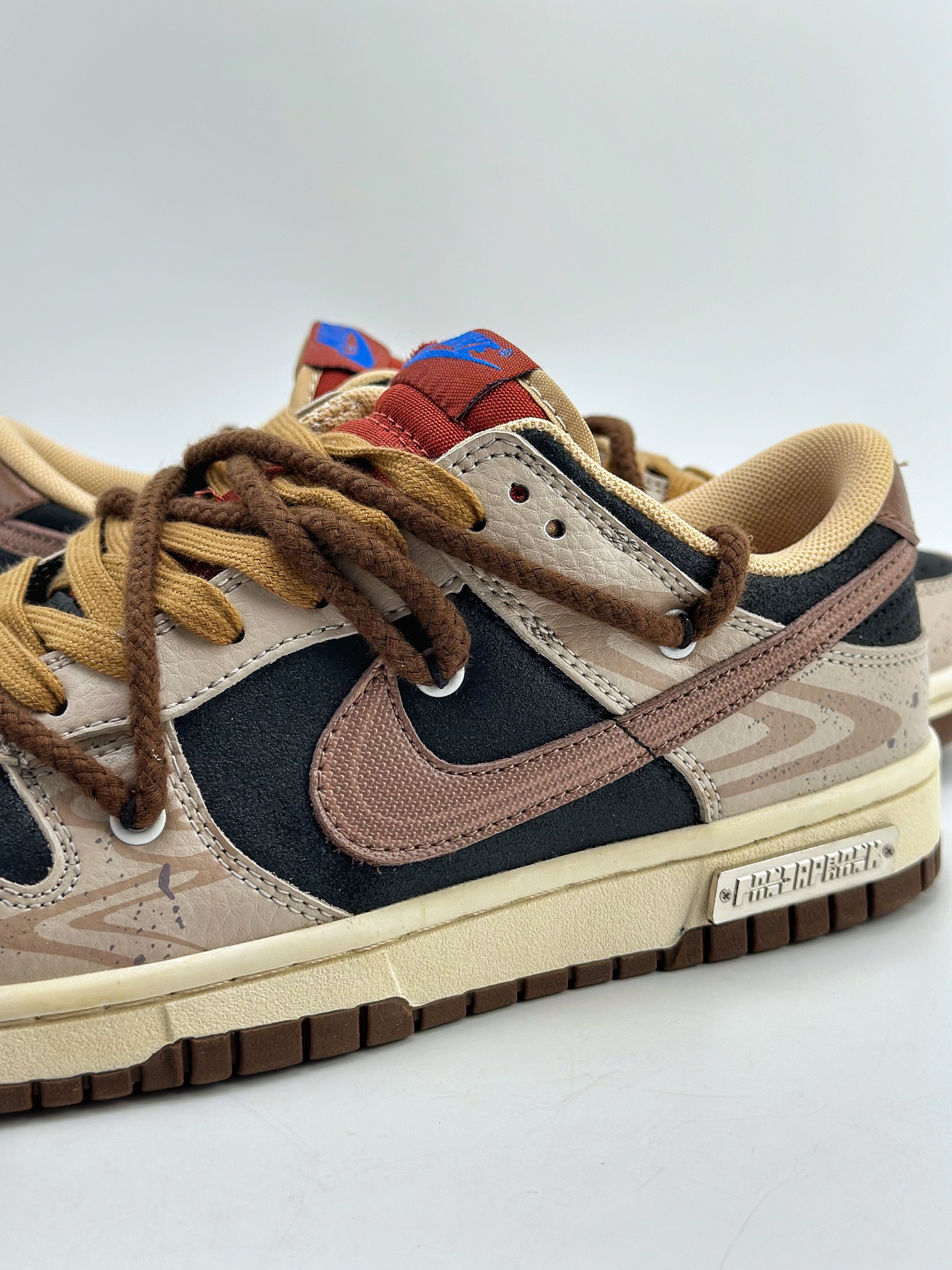 300 Nike SB Dunk Low 熊猫恶作剧 街头涂鸦 DR9704-200