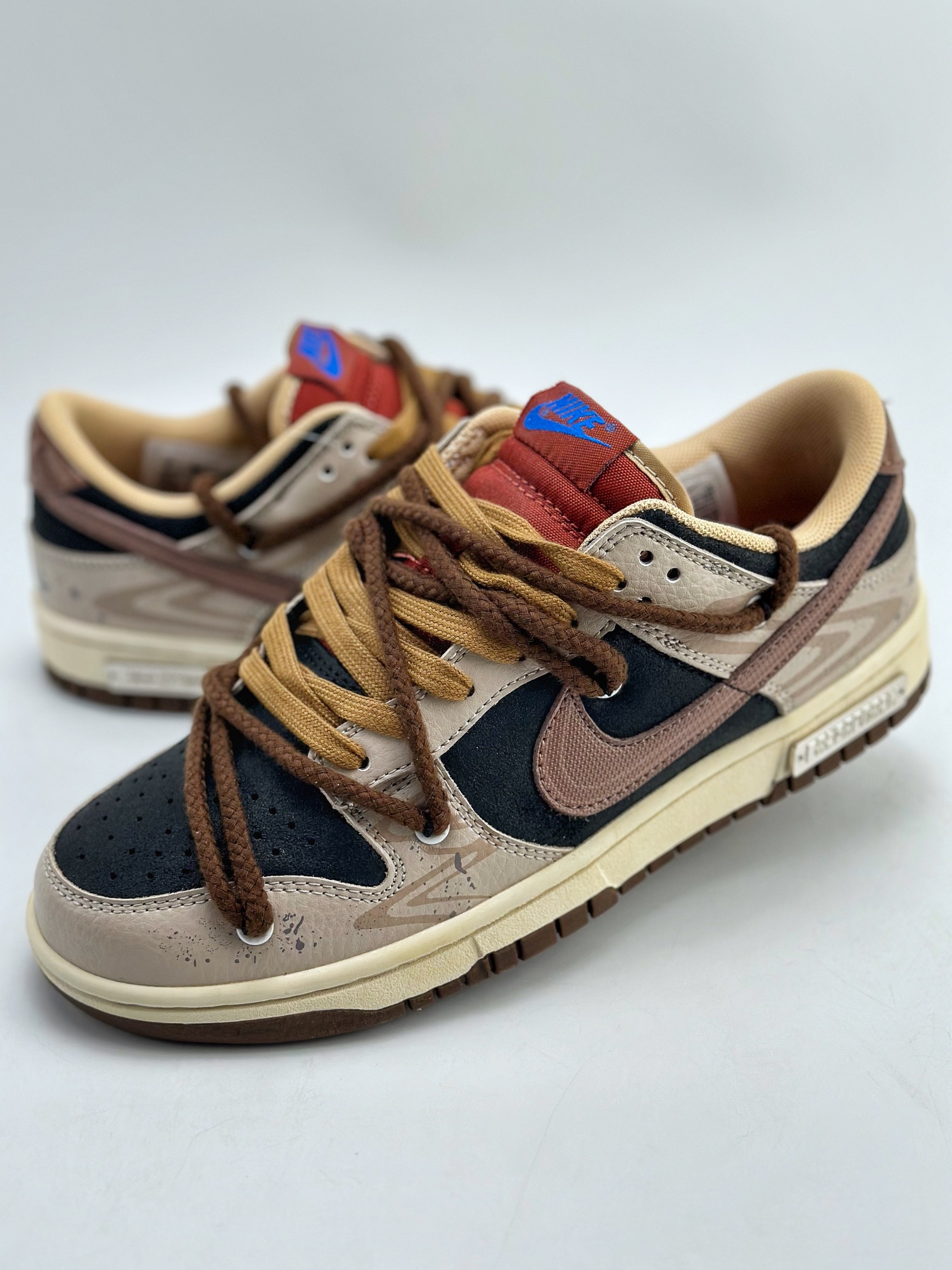 300 Nike SB Dunk Low 熊猫恶作剧 街头涂鸦 DR9704-200