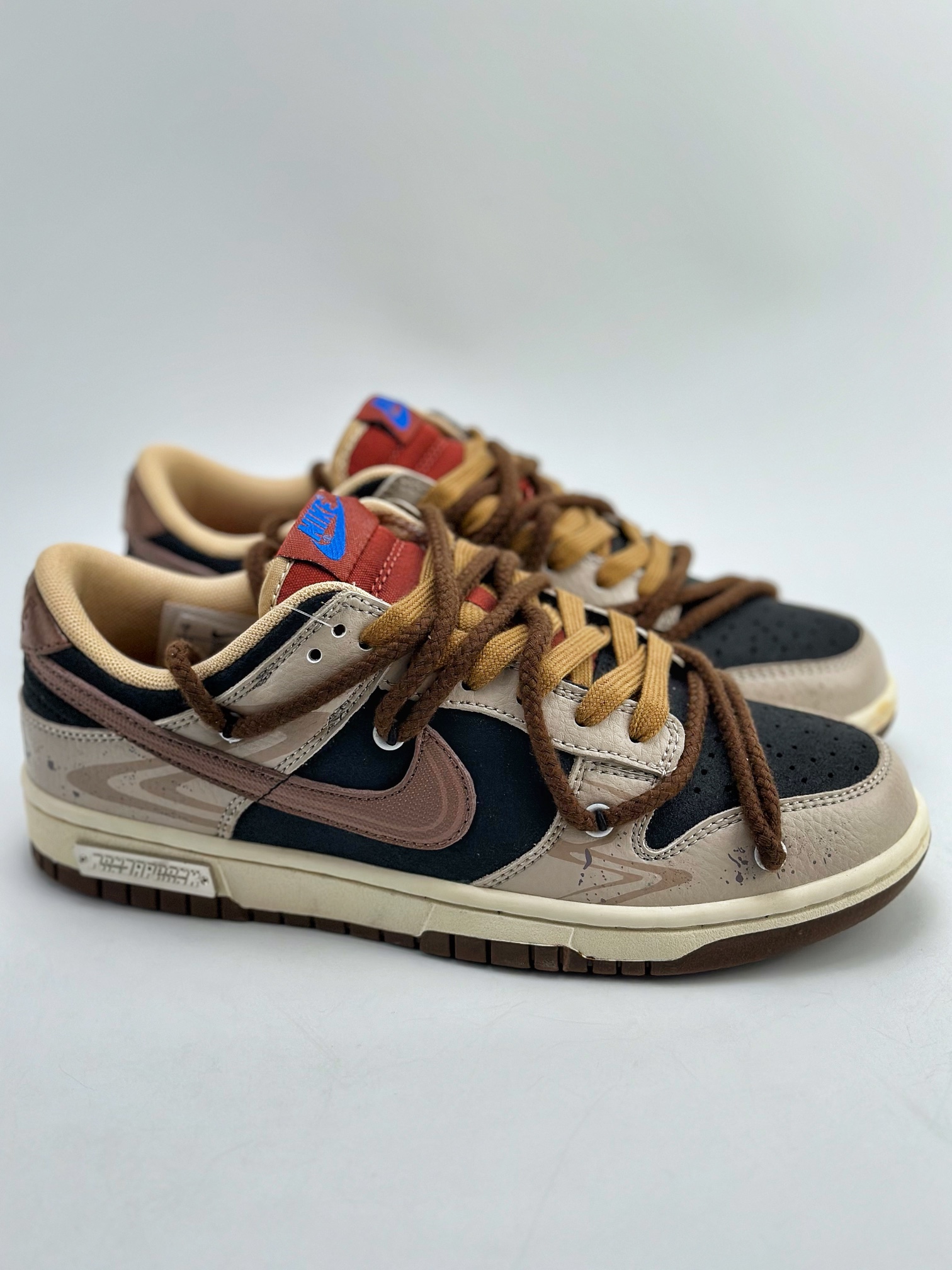 300 Nike SB Dunk Low 熊猫恶作剧 街头涂鸦 DR9704-200