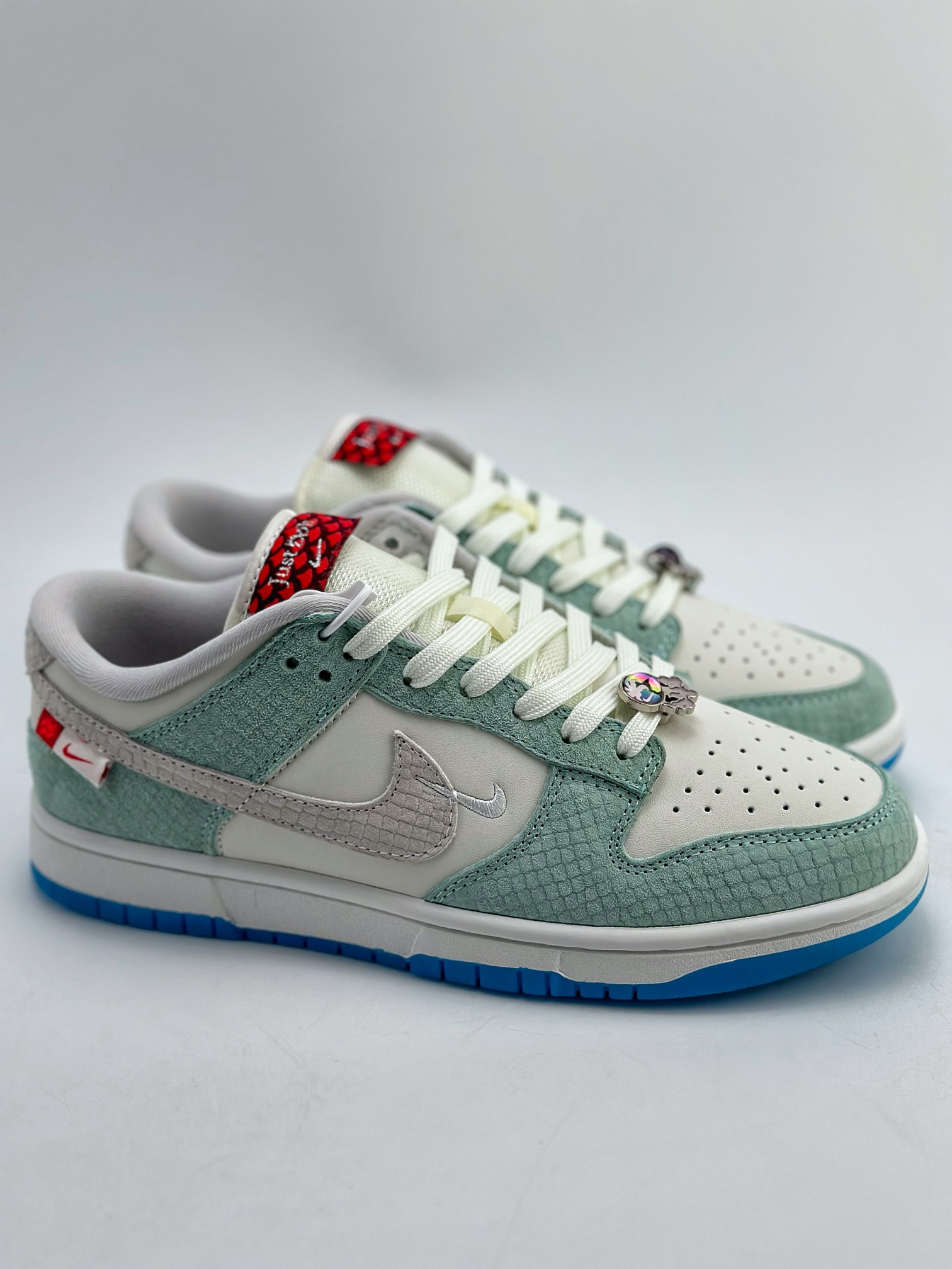 NIKE SB Dunk Low LX ”Year of the Dragon” 龙年 FZ5065-111