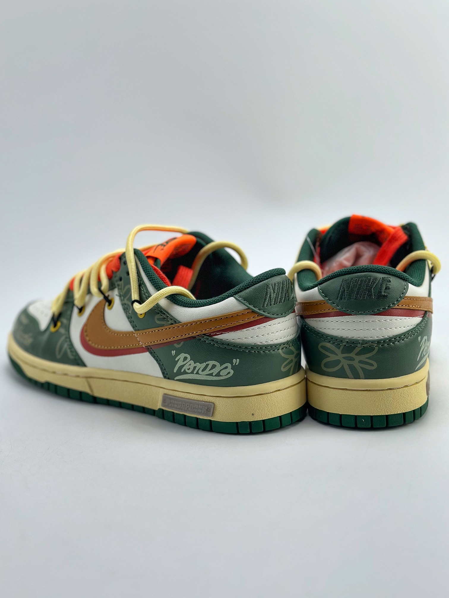 280 Nike SB Dunk Low 熊猫恶作剧 街头涂鸦 夏日涂鸦 DD1391-300